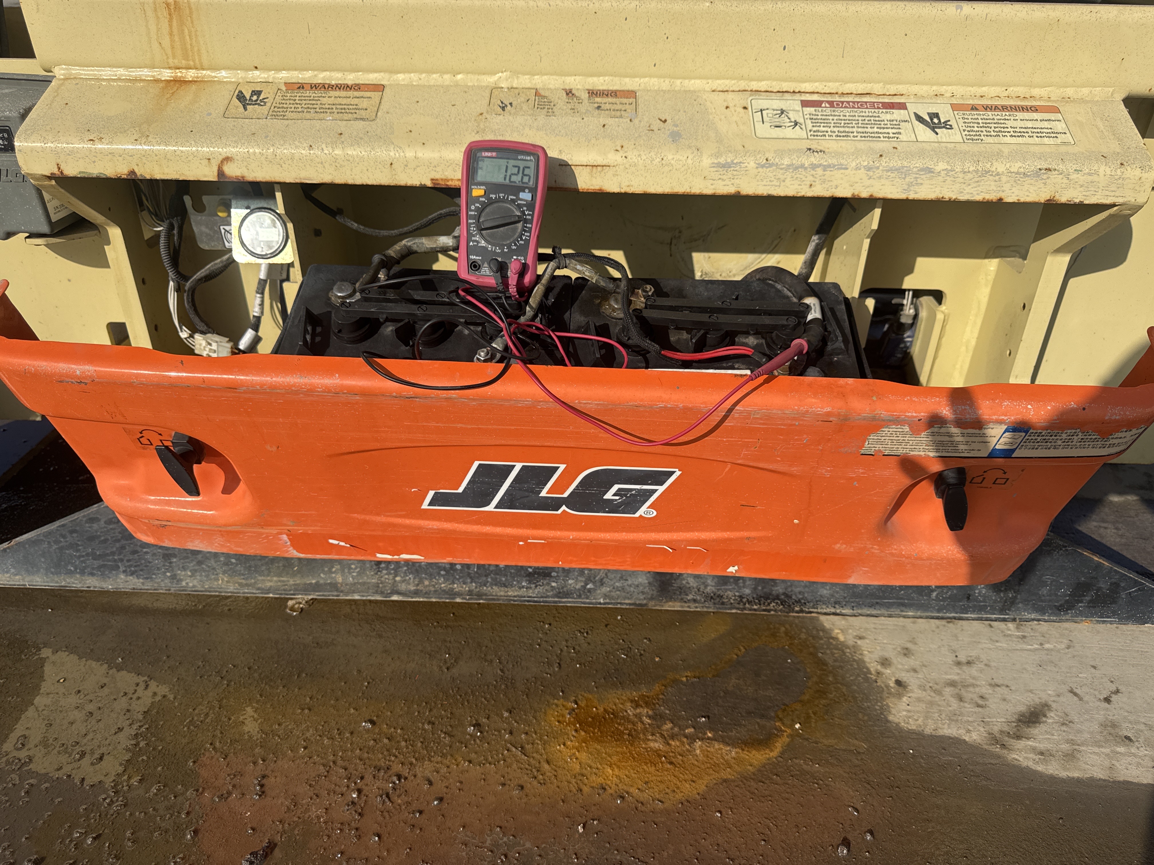 SLA-019-JLG-3246ES-Scissor-lifts-inspection-Electronics-Battery-1
