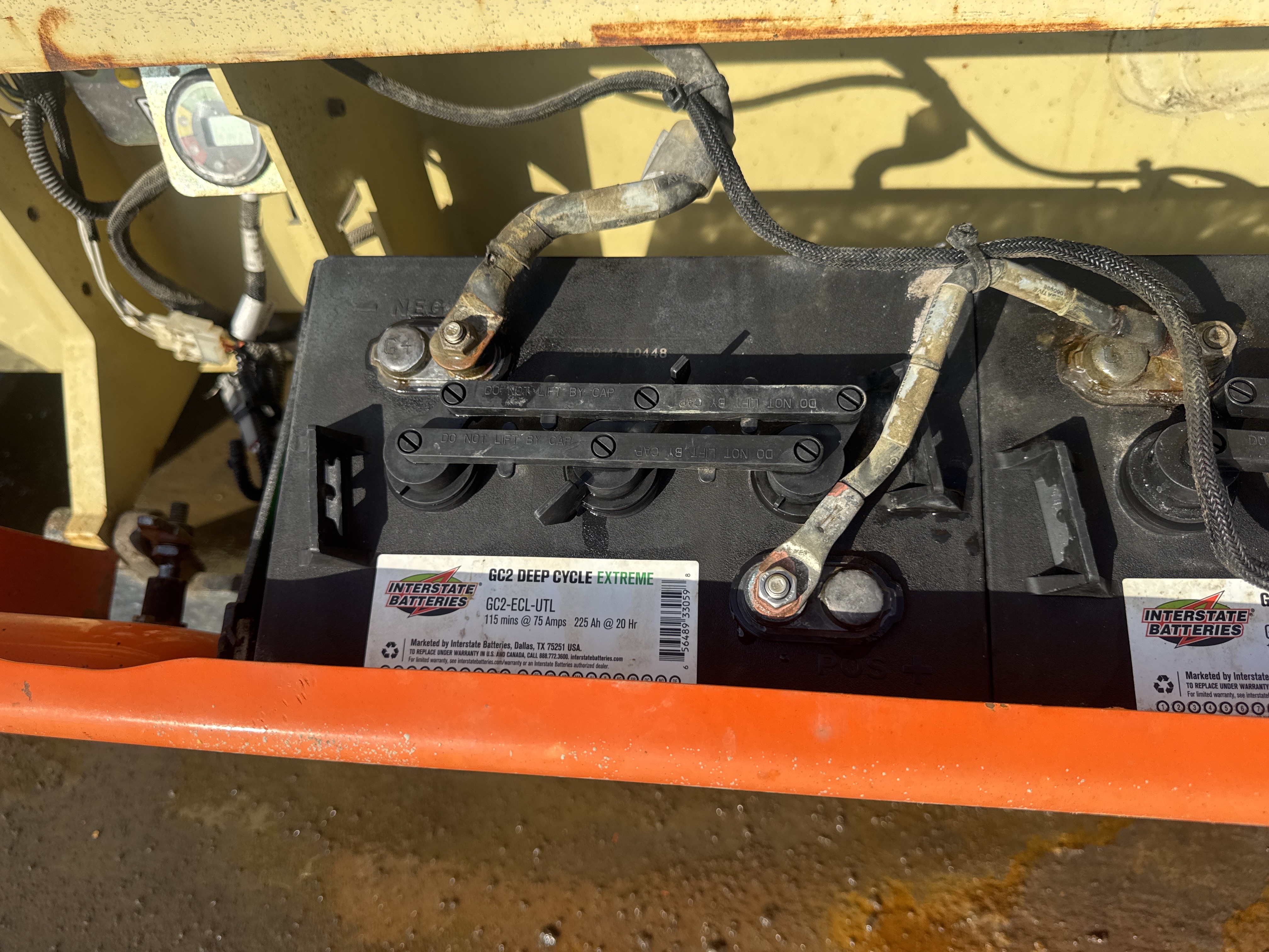 SLA-019-JLG-3246ES-Scissor-lifts-inspection-Electronics-Battery-1