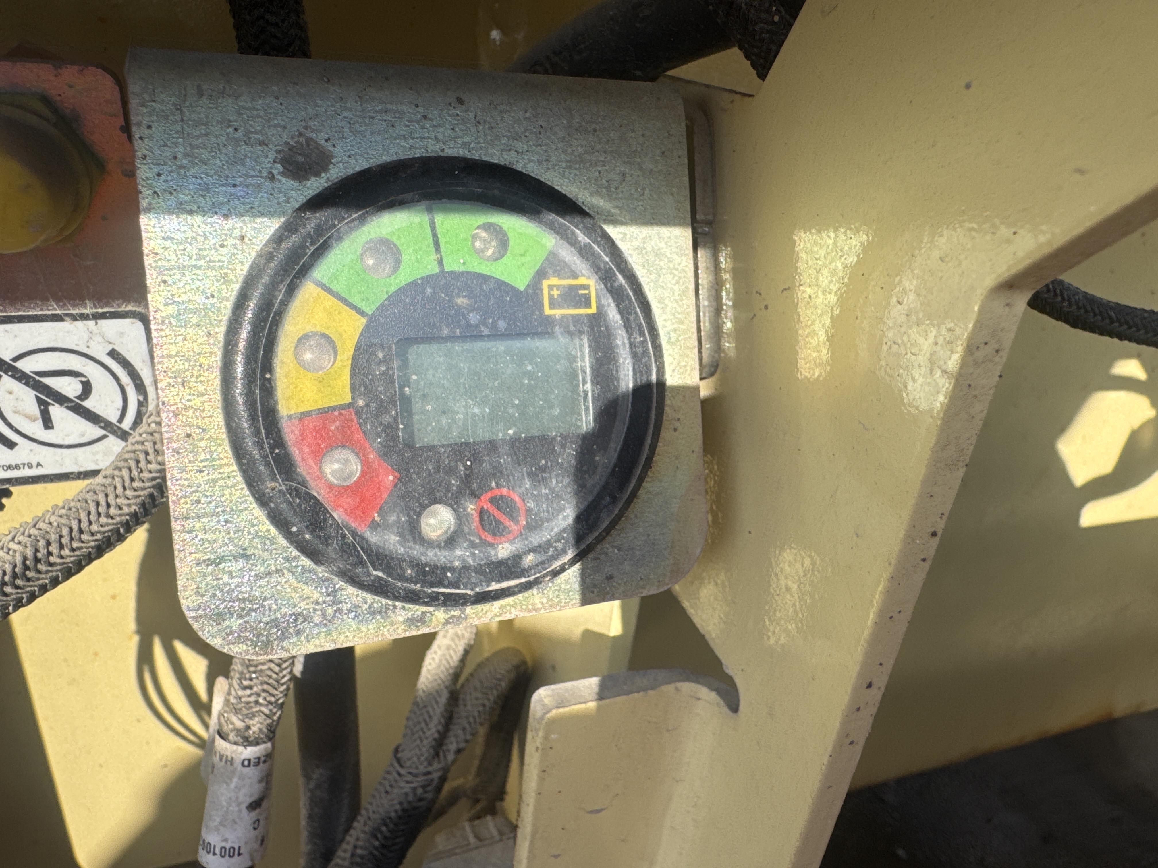 SLA-019-JLG-3246ES-Scissor-lifts-inspection-Electronics-Electronic-instrument-board-1