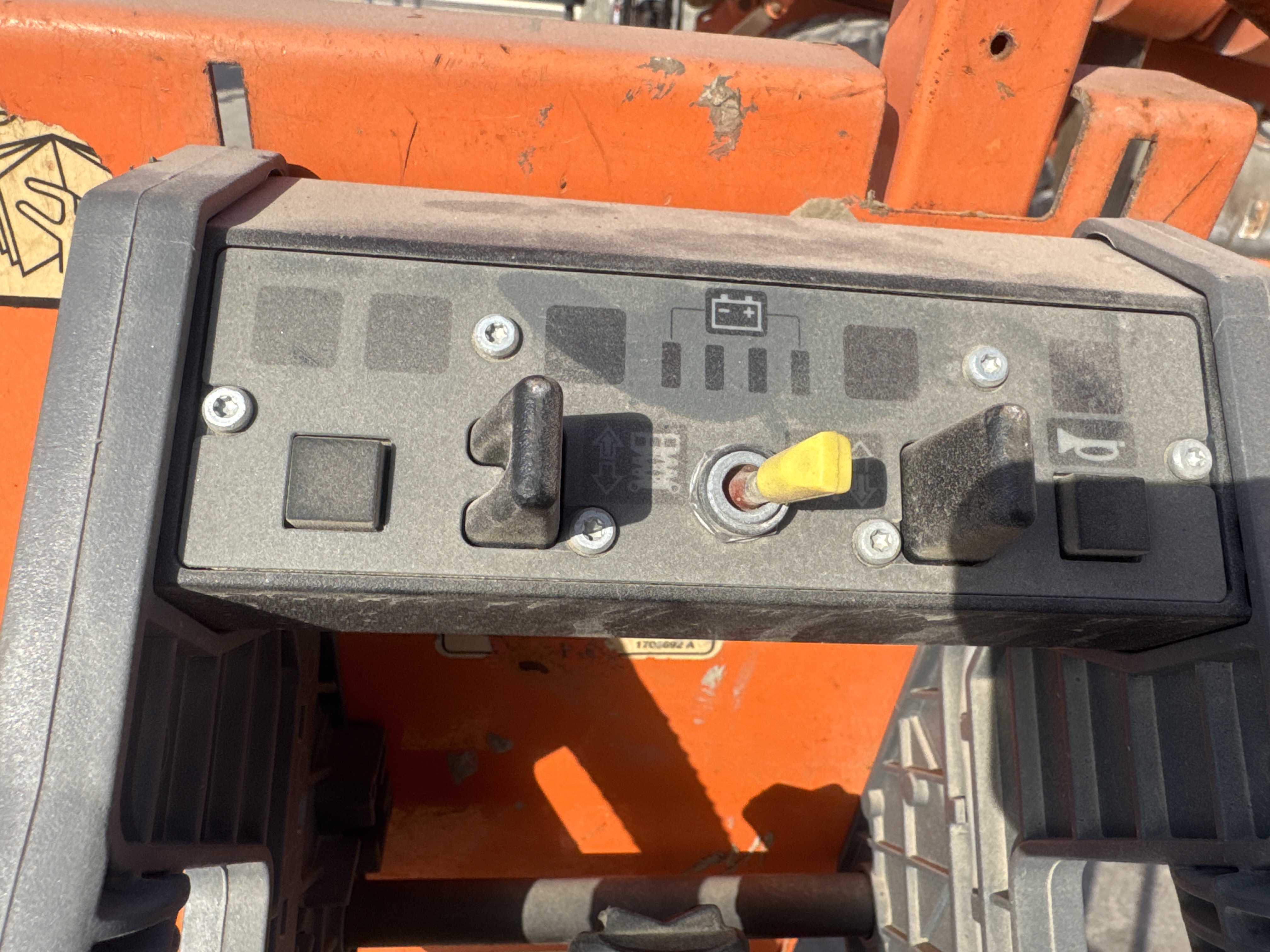 SLA-019-JLG-3246ES-Scissor-lifts-inspection-Electronics-Electronic-instrument-board-1