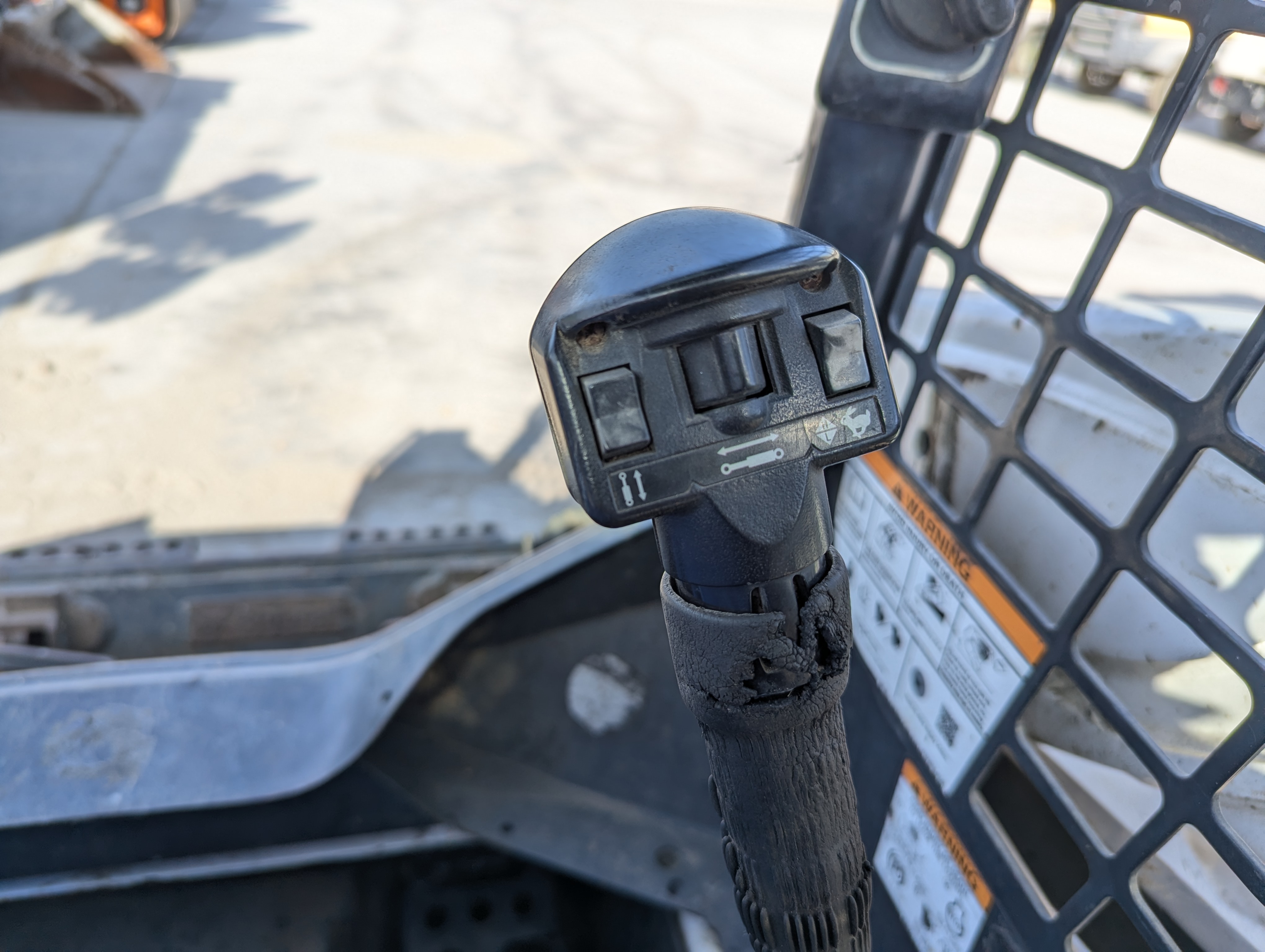 SSL-018-بوبكات-S570-لوادر-انزلاقية-بعجلات-فحص-الكابينة-عصي-التحكم-1