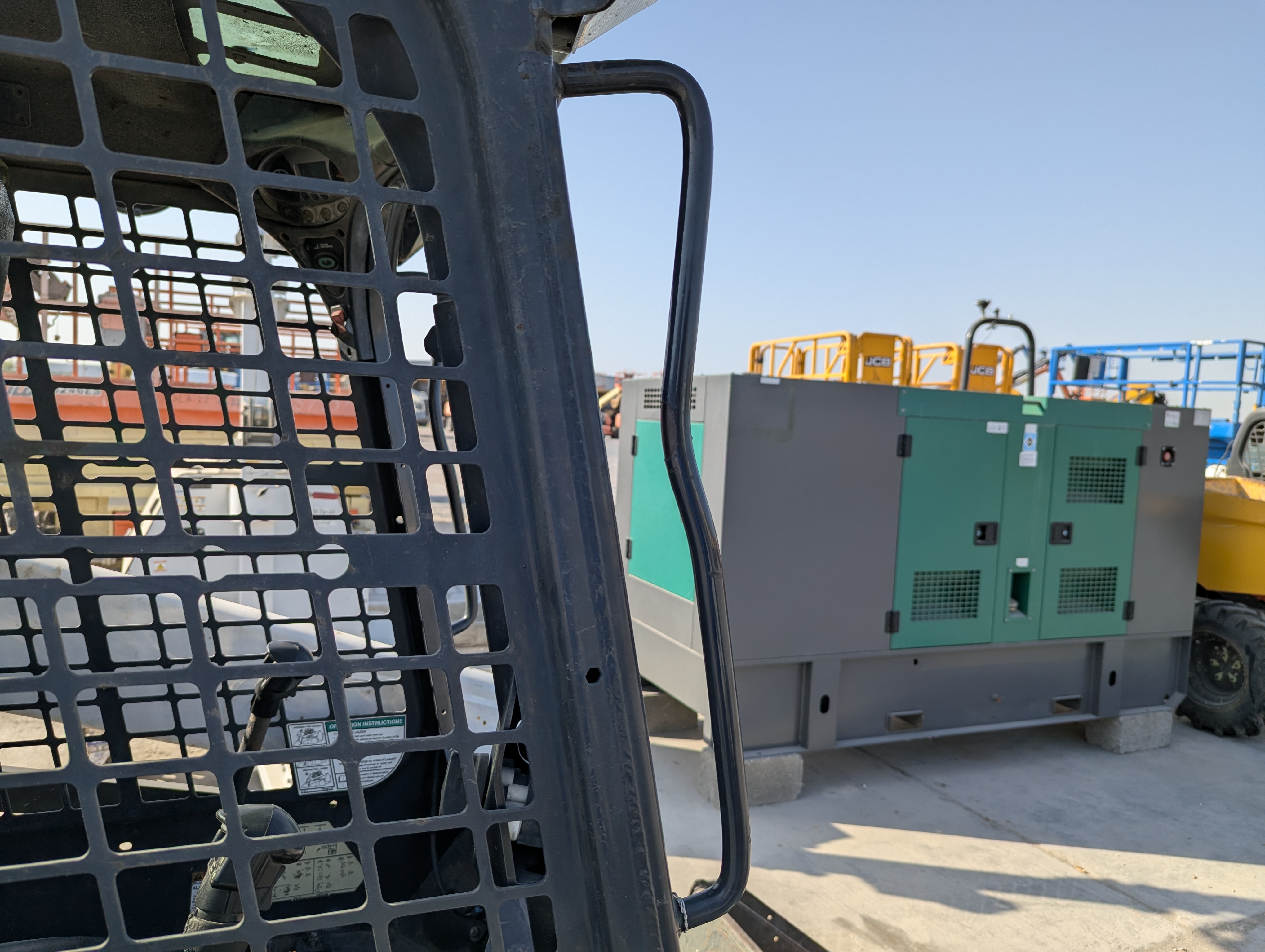 SSL-018-بوبكات-S570-لوادر-انزلاقية-بعجلات-فحص-الهيكل-الدرابزين-1