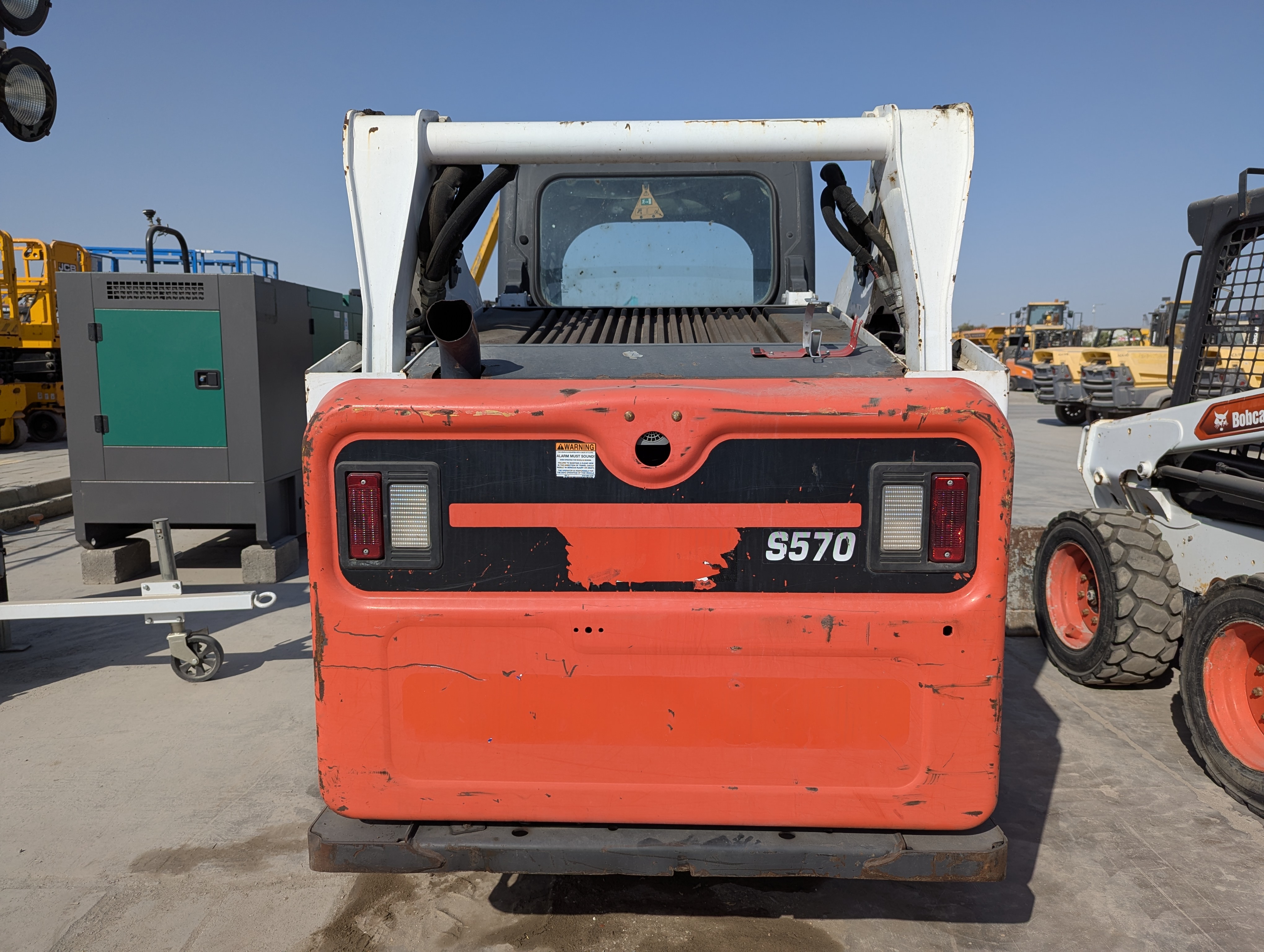 SSL-018-بوبكات-S570-لوادر-انزلاقية-بعجلات-فحص-الهيكل-الصبغ-1