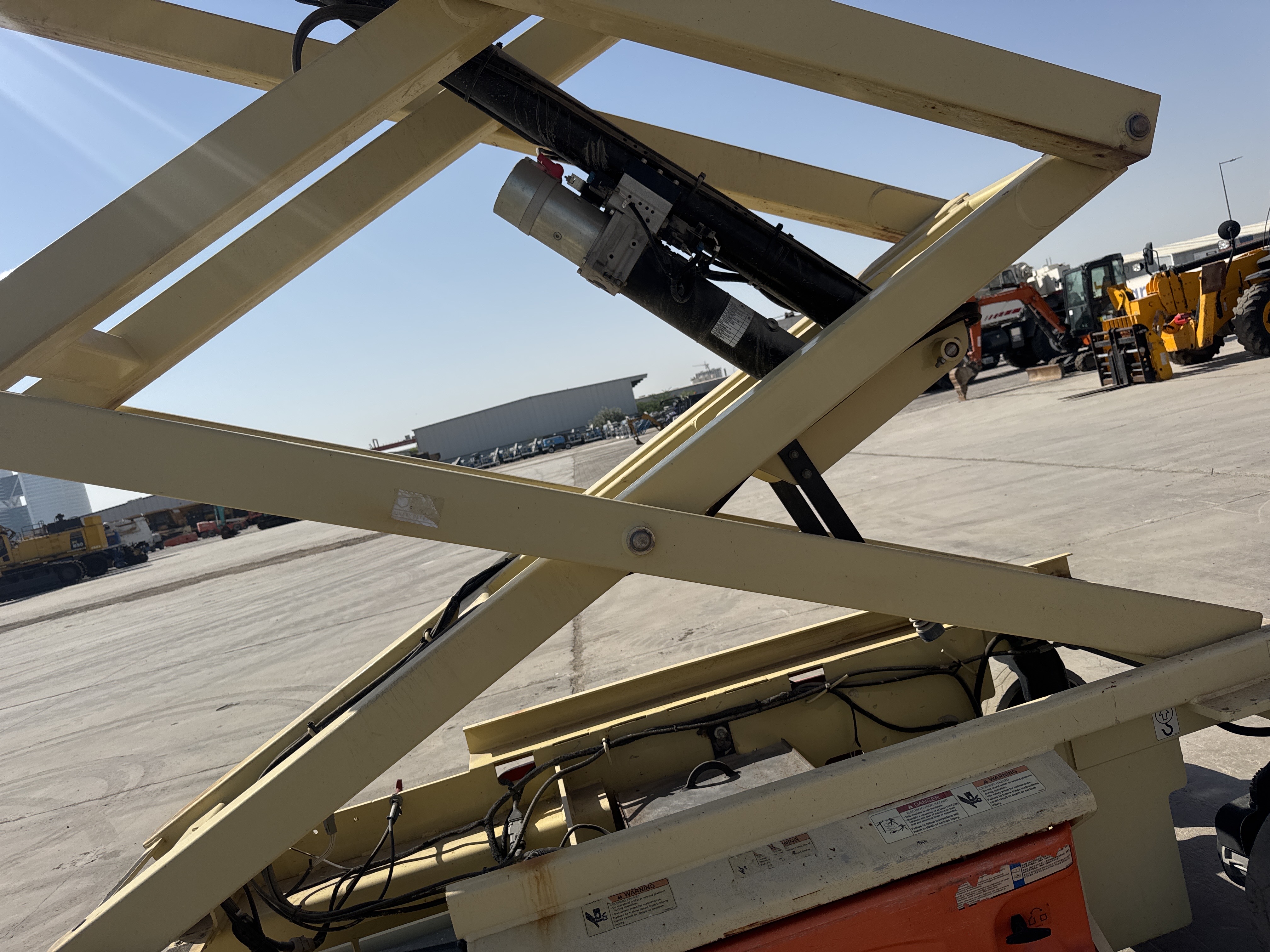 SLA-019-JLG-3246ES-Scissor-lifts-inspection-Structure-Scissor-arms-1