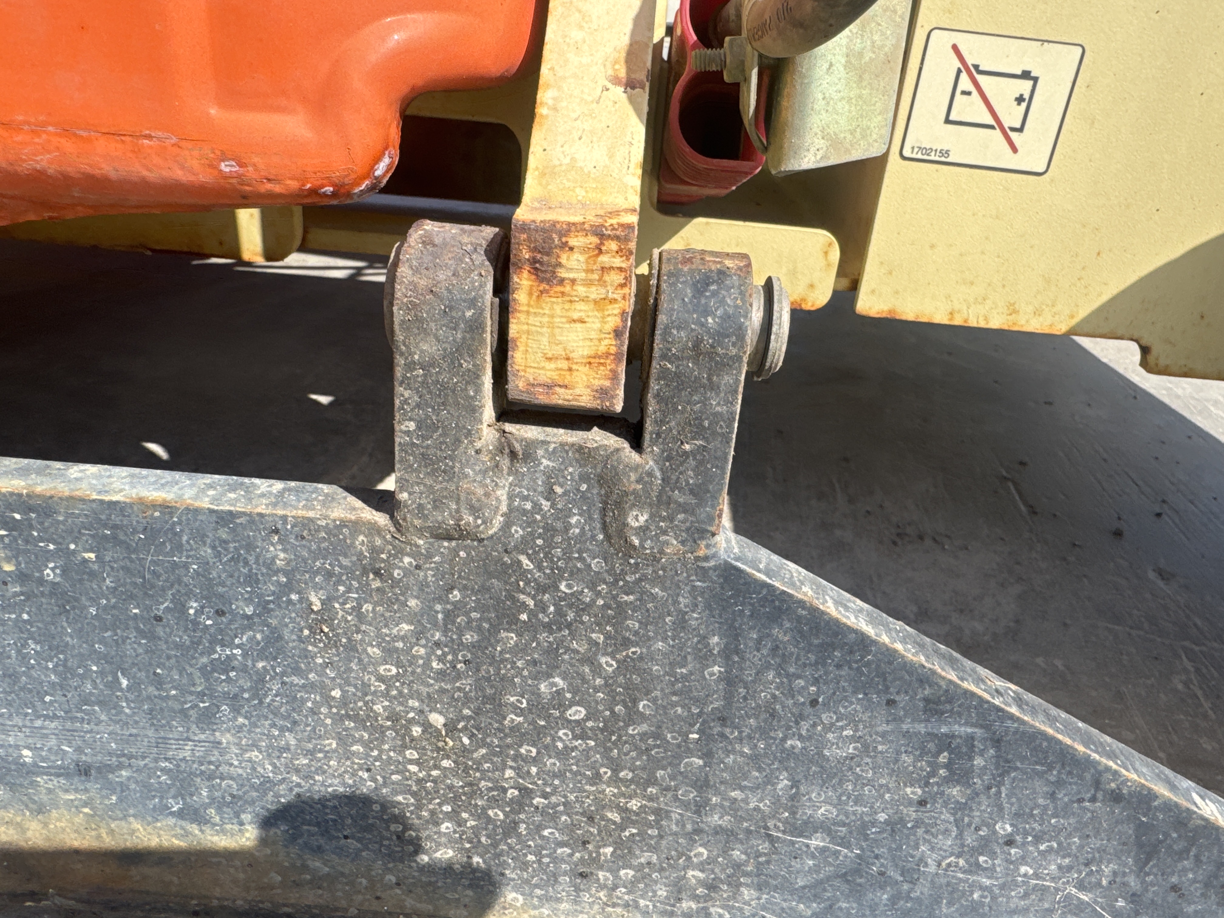 SLA-019-JLG-3246ES-Scissor-lifts-inspection-Structure-Pin-connections-1
