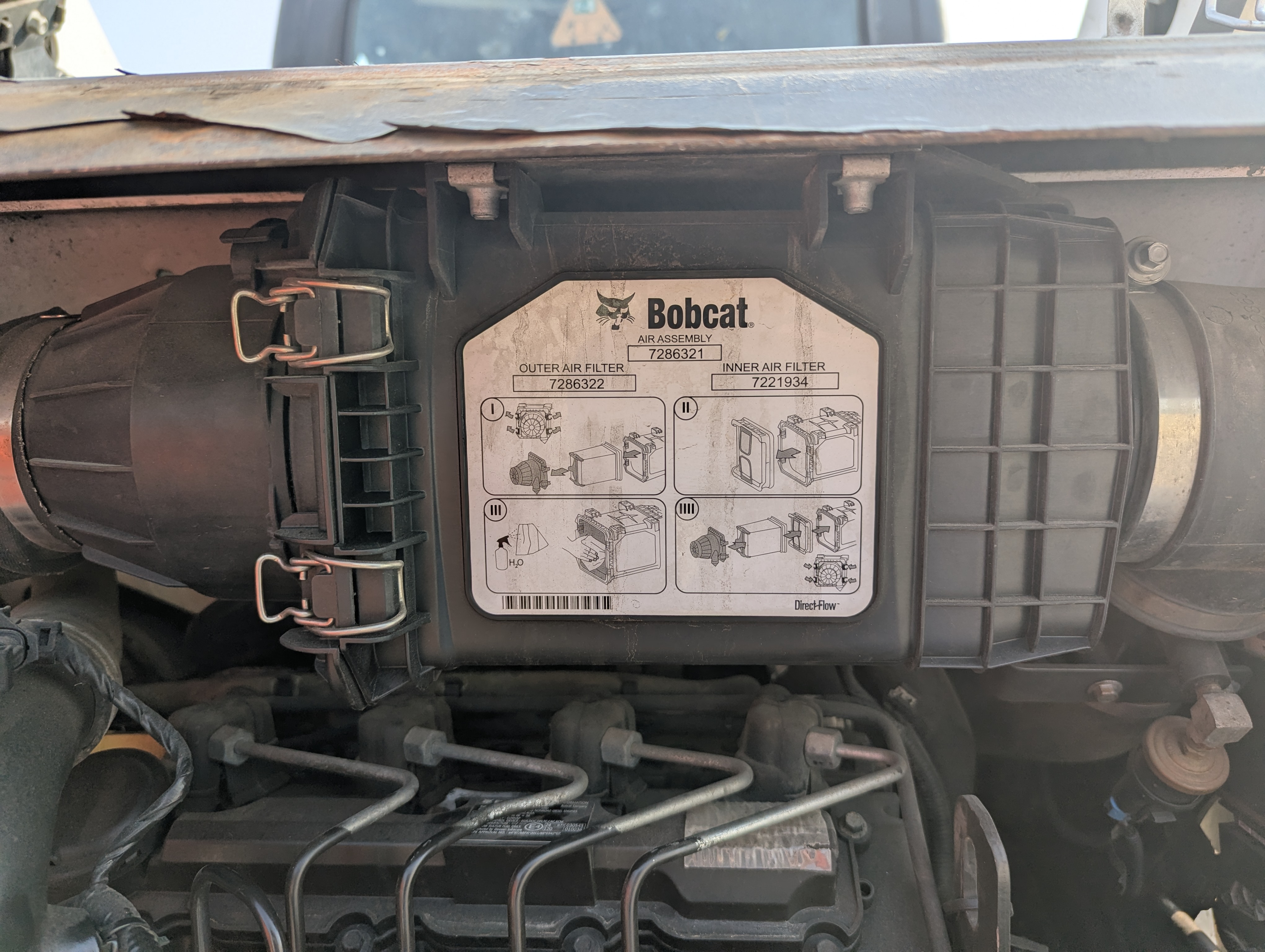 SSL-018-بوبكات-S570-لوادر-انزلاقية-بعجلات-فحص-المحرك-نظام-سحب-الهواء-1