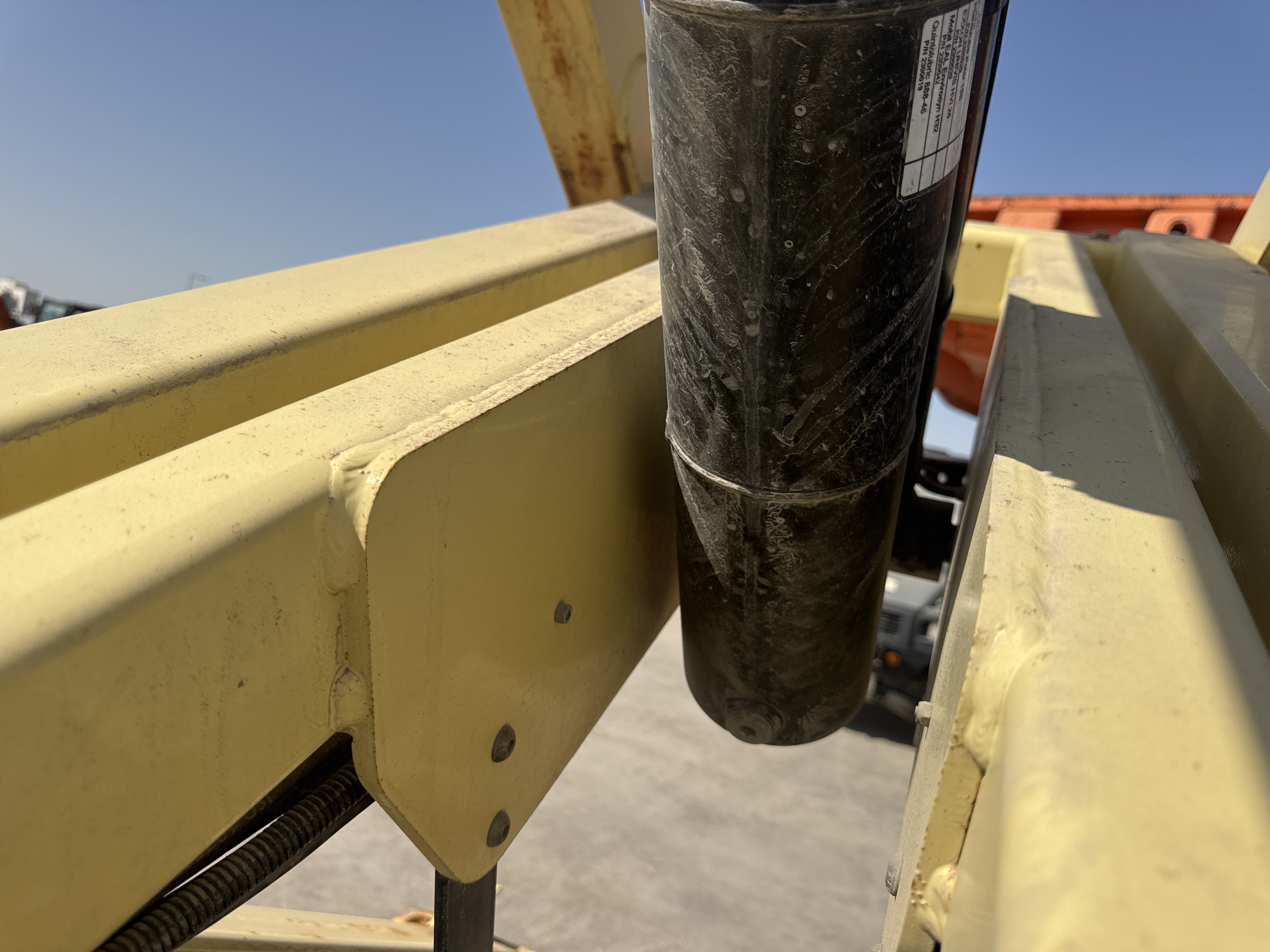 SLA-019-JLG-3246ES-Scissor-lifts-inspection-Hydraulics-Hydraulic-Tank-1