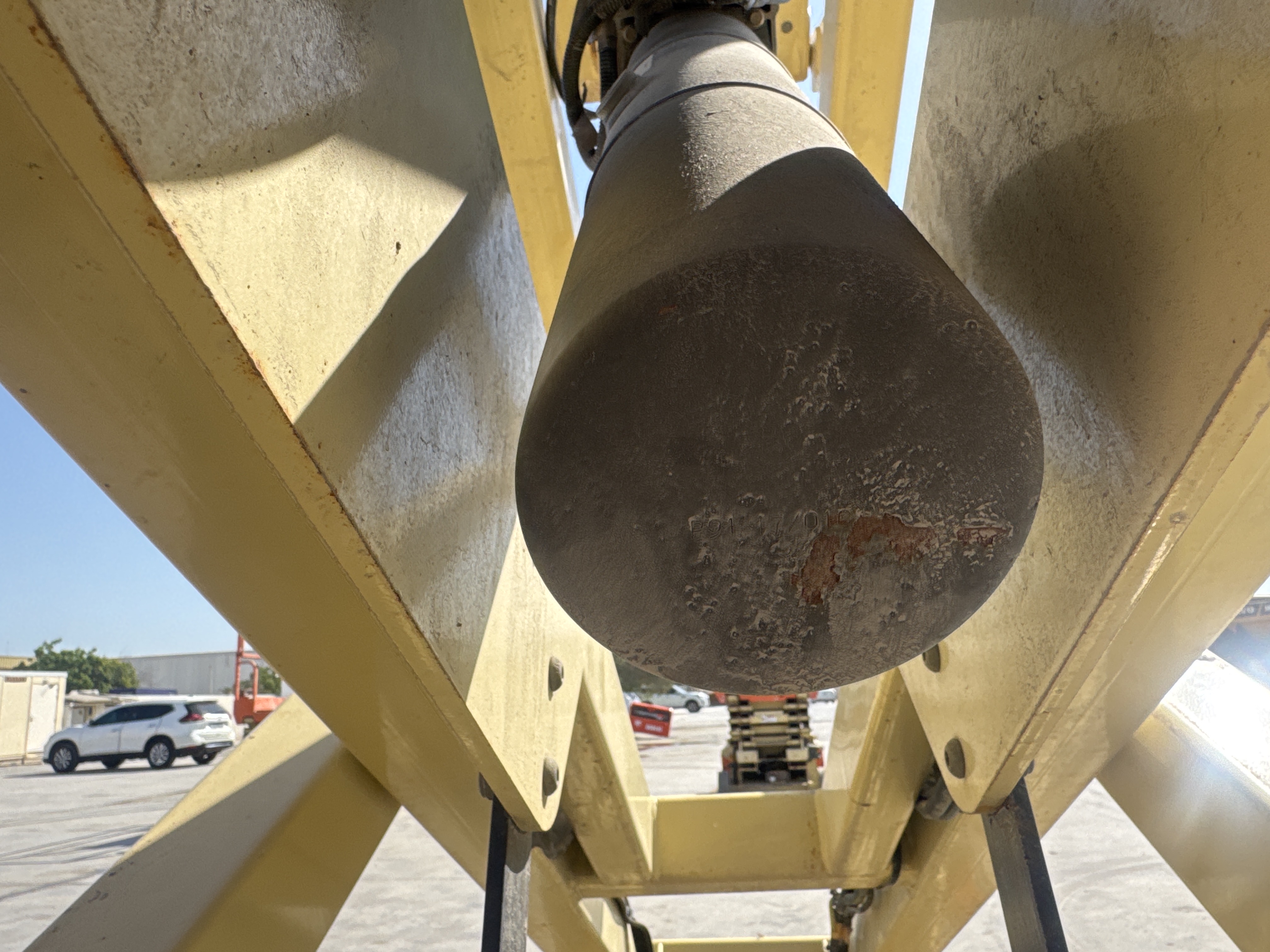 SLA-019-JLG-3246ES-Scissor-lifts-inspection-Hydraulics-Hydraulic-Tank-1