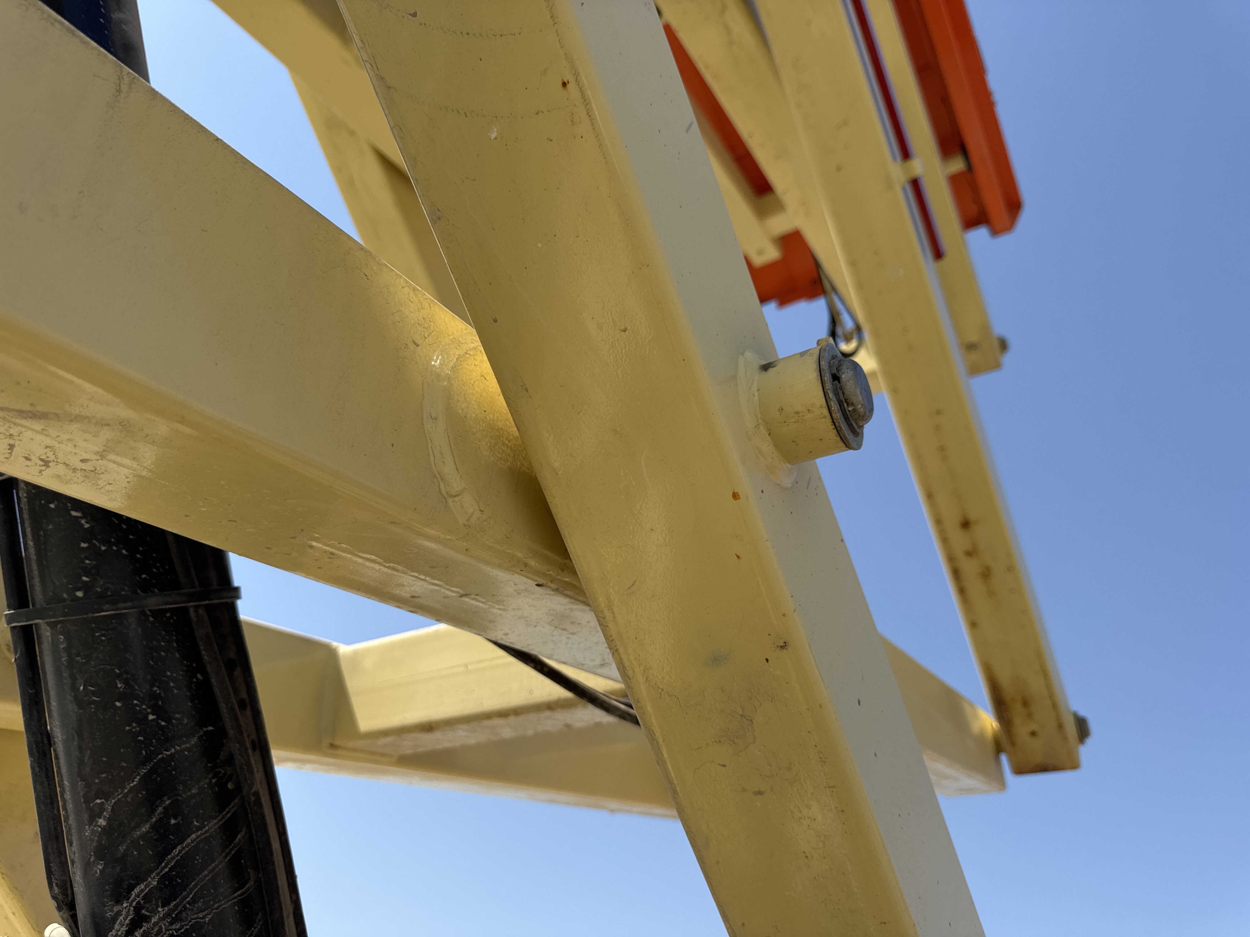 SLA-019-JLG-3246ES-Scissor-lifts-inspection-Hydraulics-Hydraulic-pins-/-locks-1