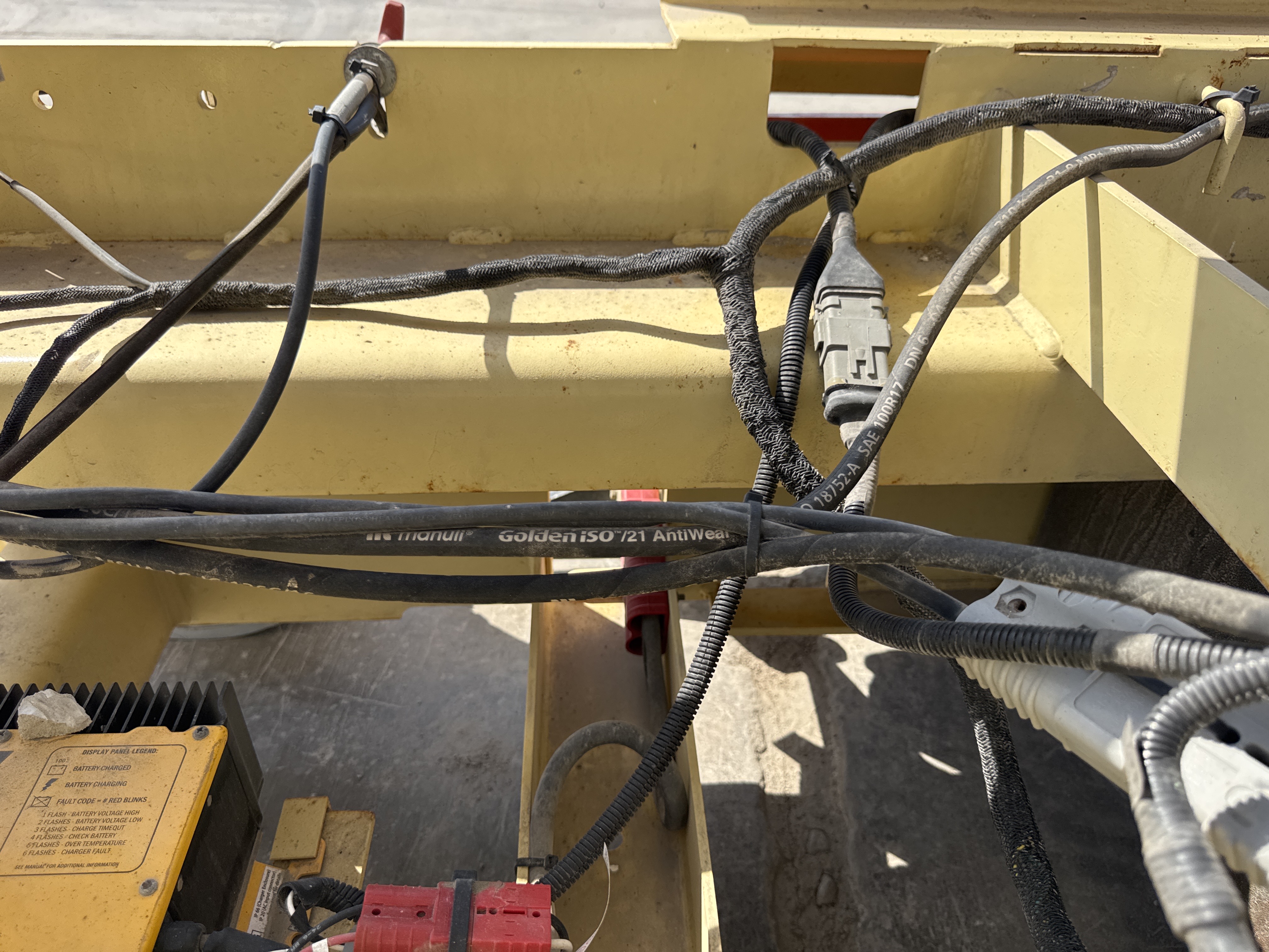 SLA-019-JLG-3246ES-Scissor-lifts-inspection-Hydraulics-Hydraulic-hoses-and-lines-1