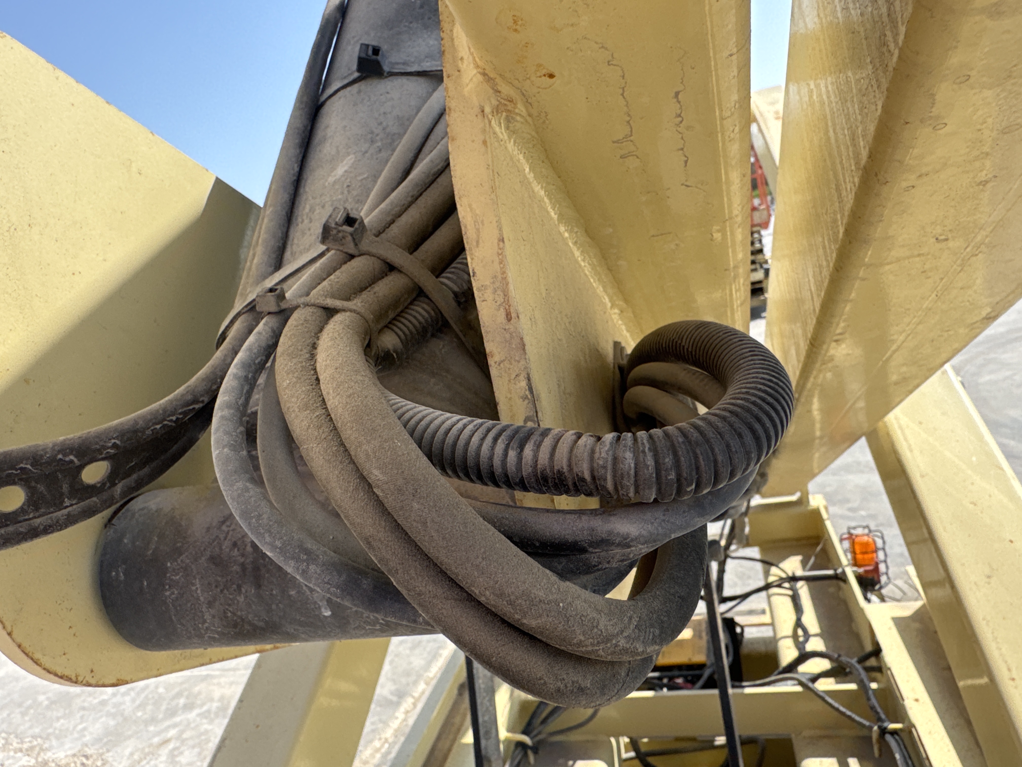 SLA-019-JLG-3246ES-Scissor-lifts-inspection-Hydraulics-Hydraulic-hoses-and-lines-1