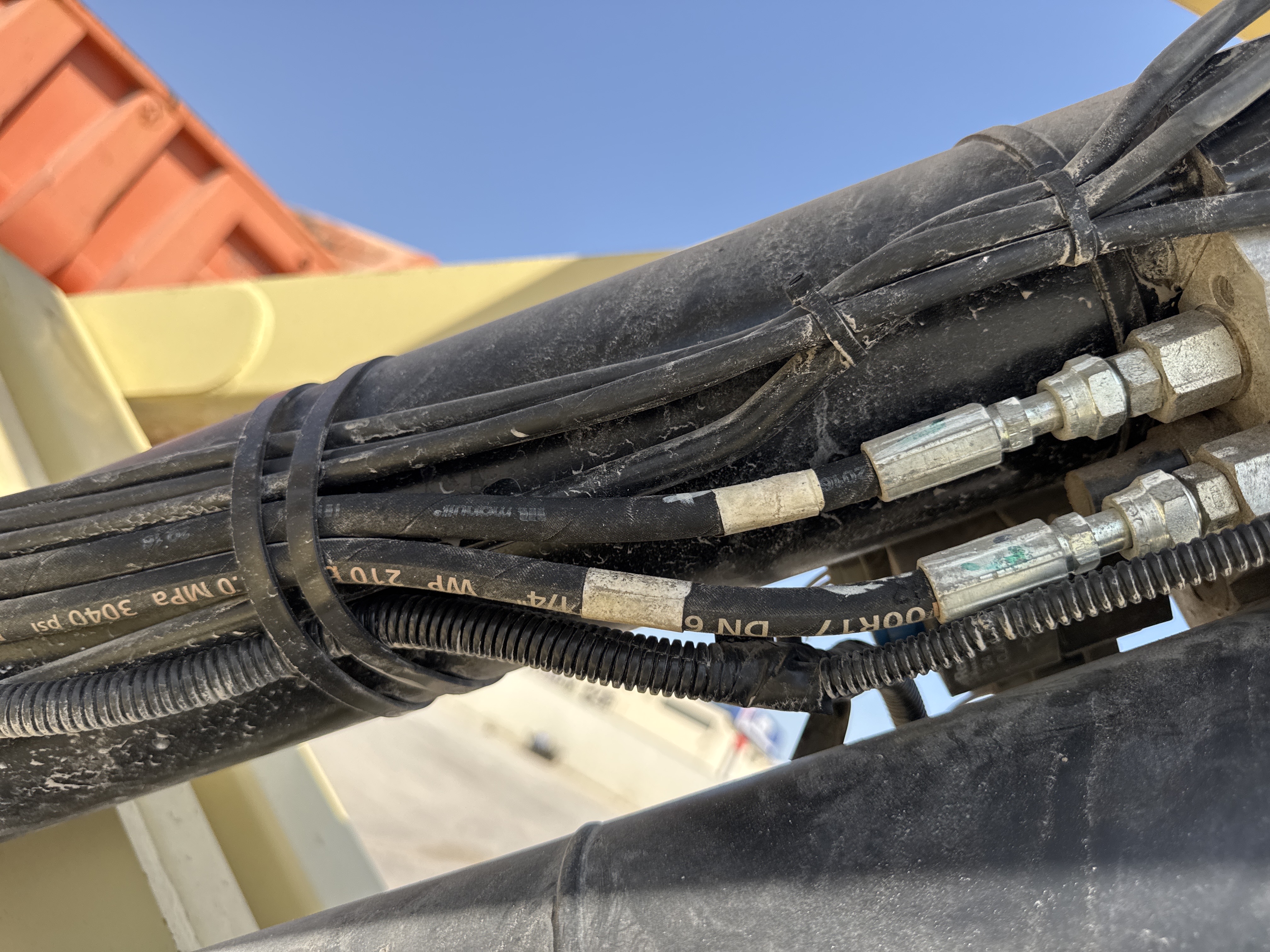 SLA-019-JLG-3246ES-Scissor-lifts-inspection-Hydraulics-Hydraulic-hoses-and-lines-1