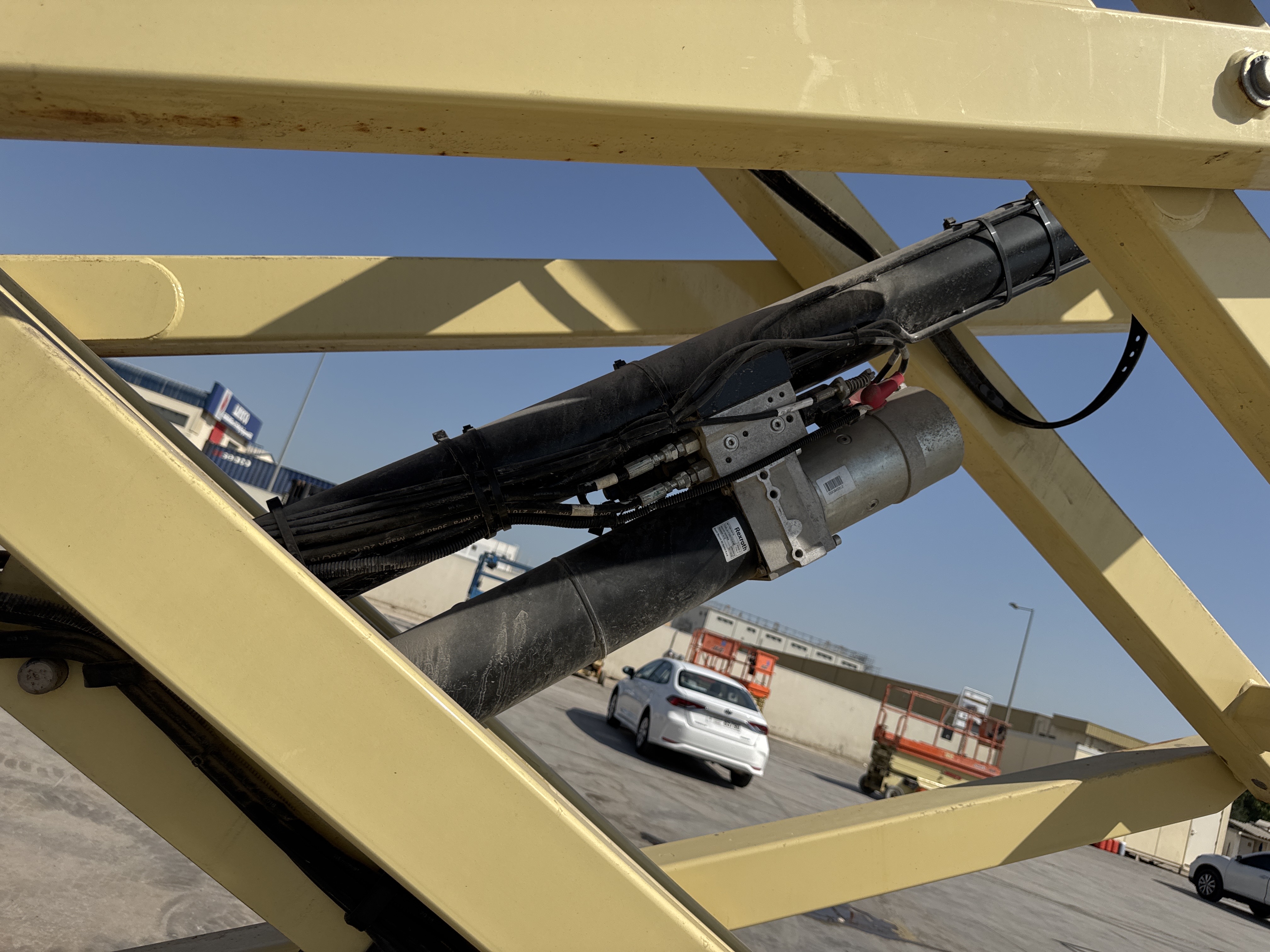 SLA-019-JLG-3246ES-Scissor-lifts-inspection-Hydraulics-Scissor-cylinders-1