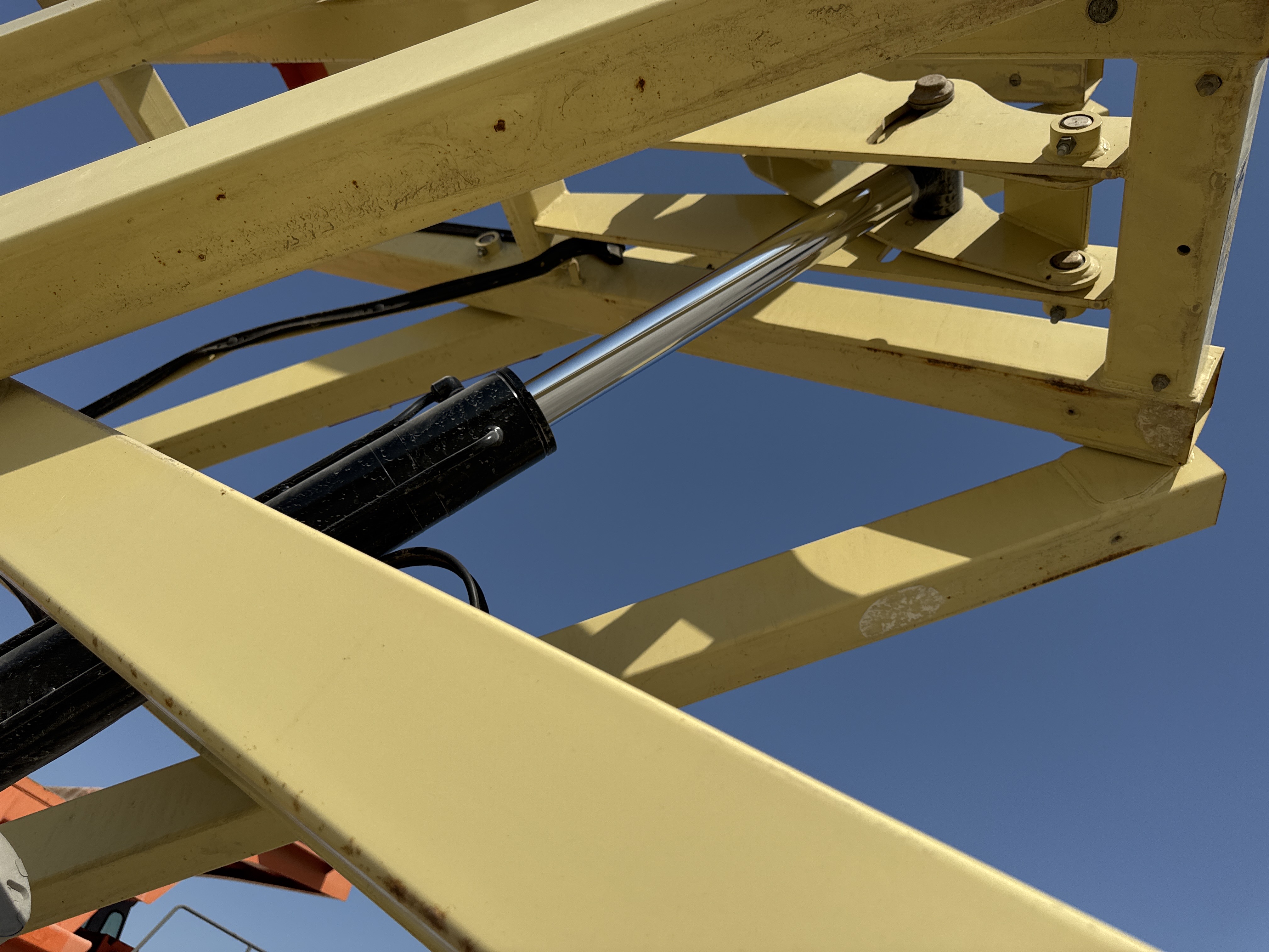 SLA-019-JLG-3246ES-Scissor-lifts-inspection-Hydraulics-Scissor-cylinders-1