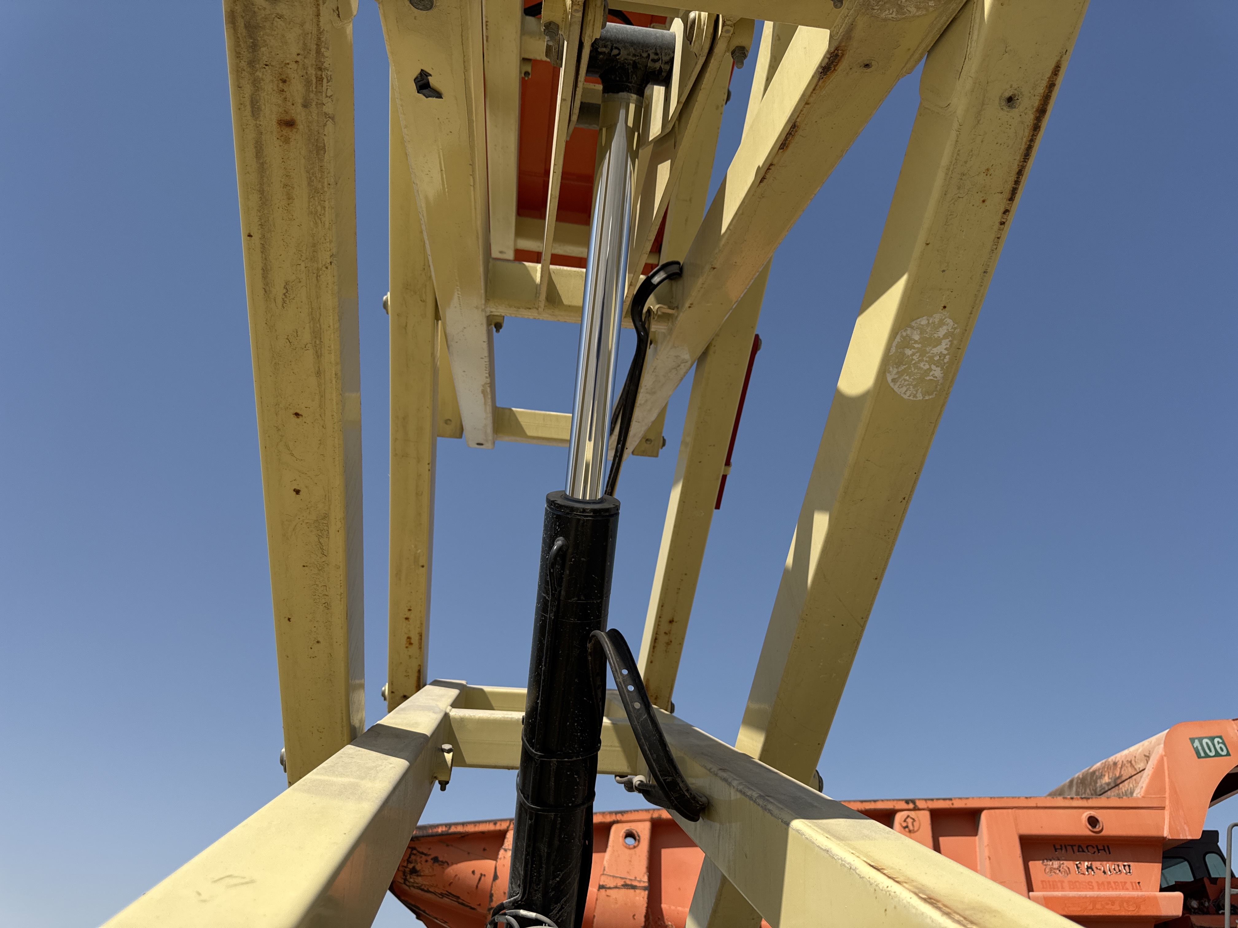 SLA-019-JLG-3246ES-Scissor-lifts-inspection-Hydraulics-Scissor-cylinders-1