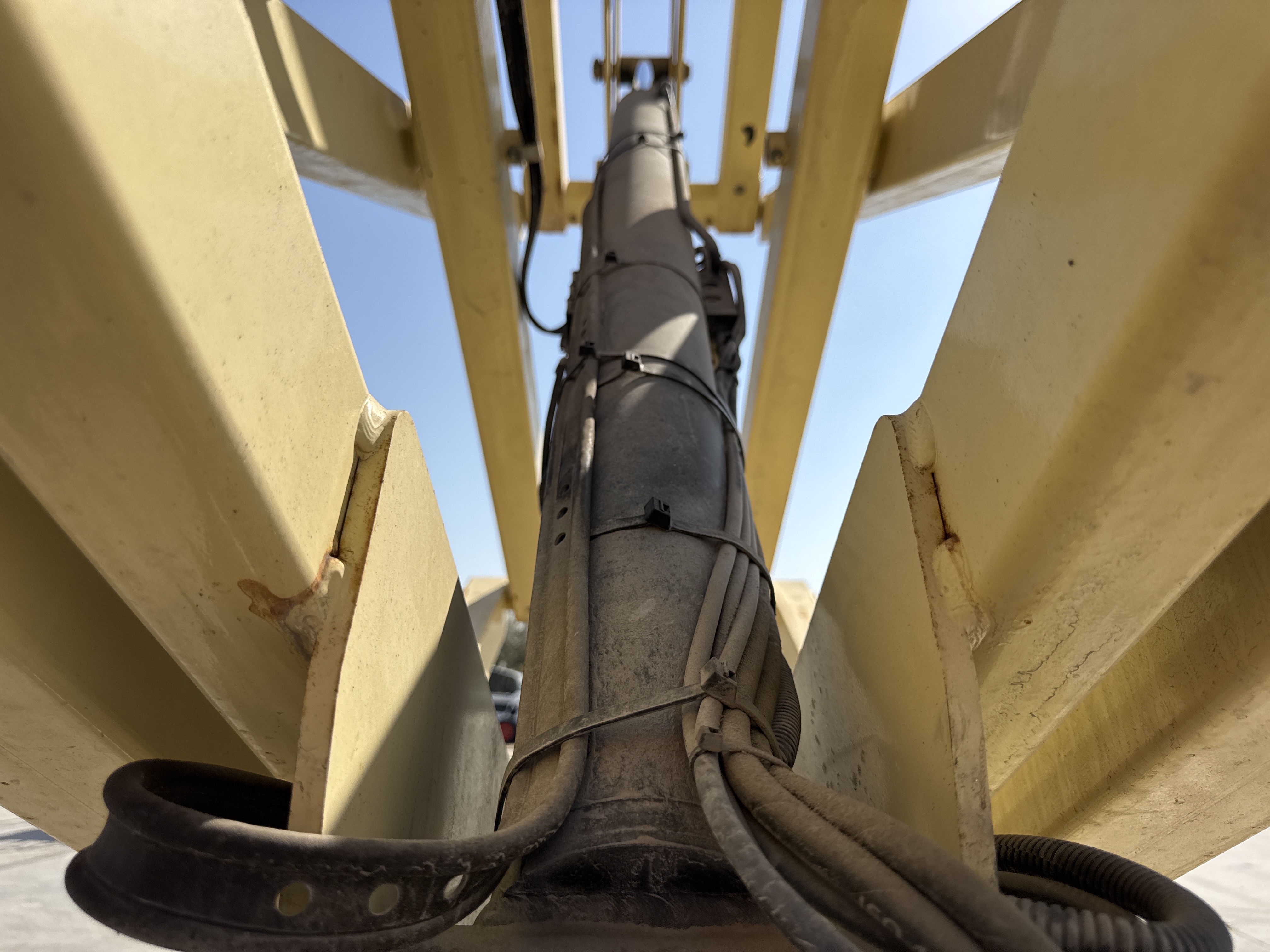 SLA-019-JLG-3246ES-Scissor-lifts-inspection-Hydraulics-Scissor-cylinders-1