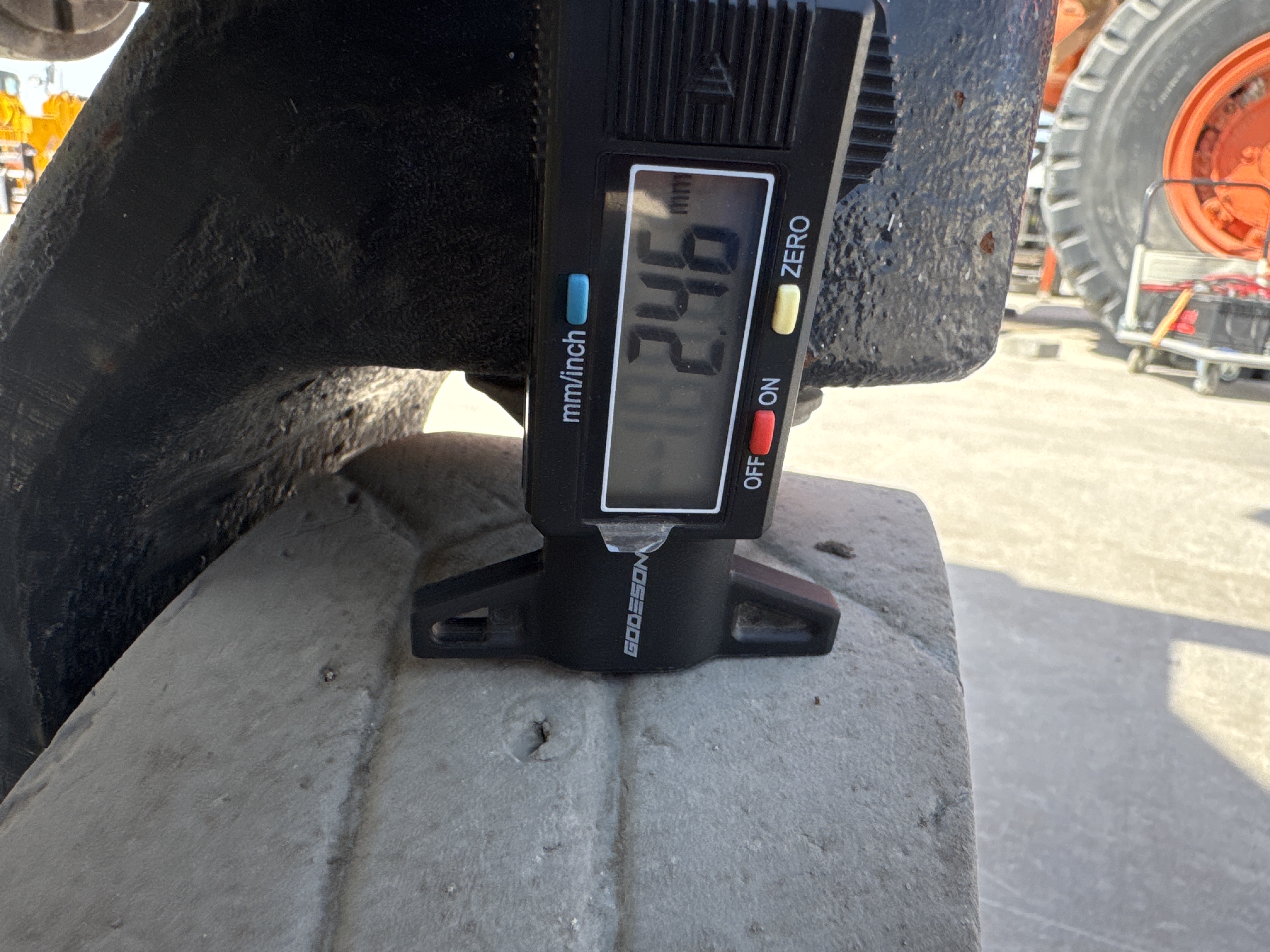 SLA-019-JLG-3246ES-Scissor-lifts-inspection-Chassis-Tires-tread-depth-1