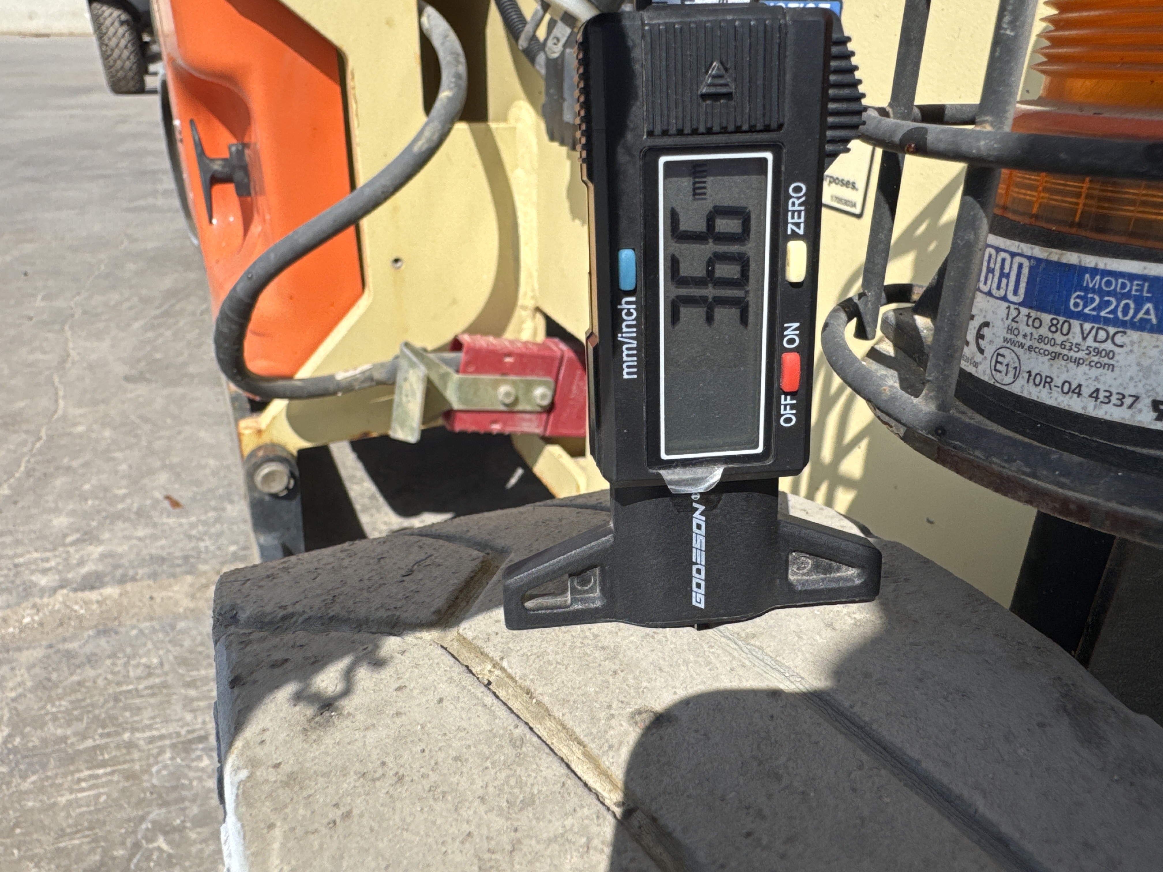 SLA-019-JLG-3246ES-Scissor-lifts-inspection-Chassis-Tires-tread-depth-3