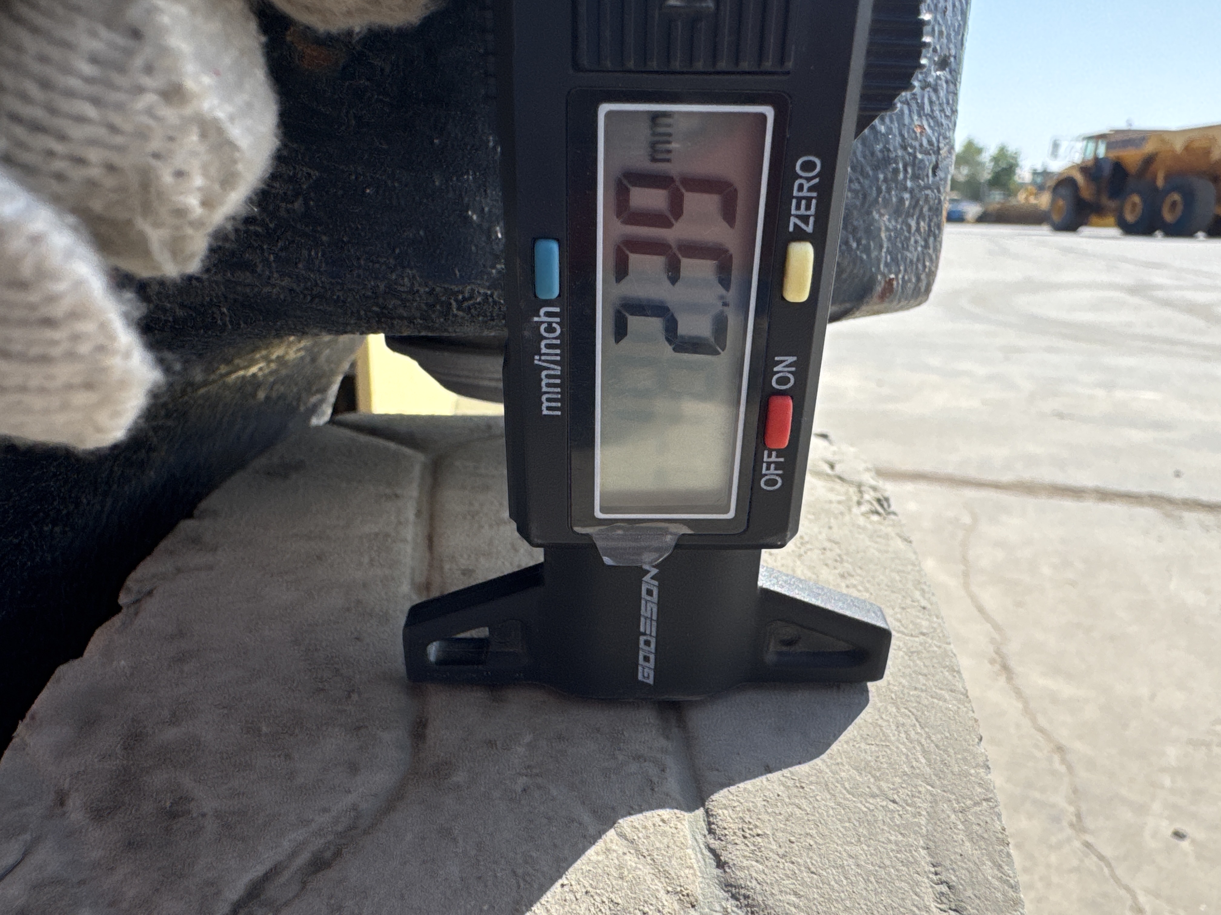 SLA-019-JLG-3246ES-Scissor-lifts-inspection-Chassis-Tires-tread-depth-4