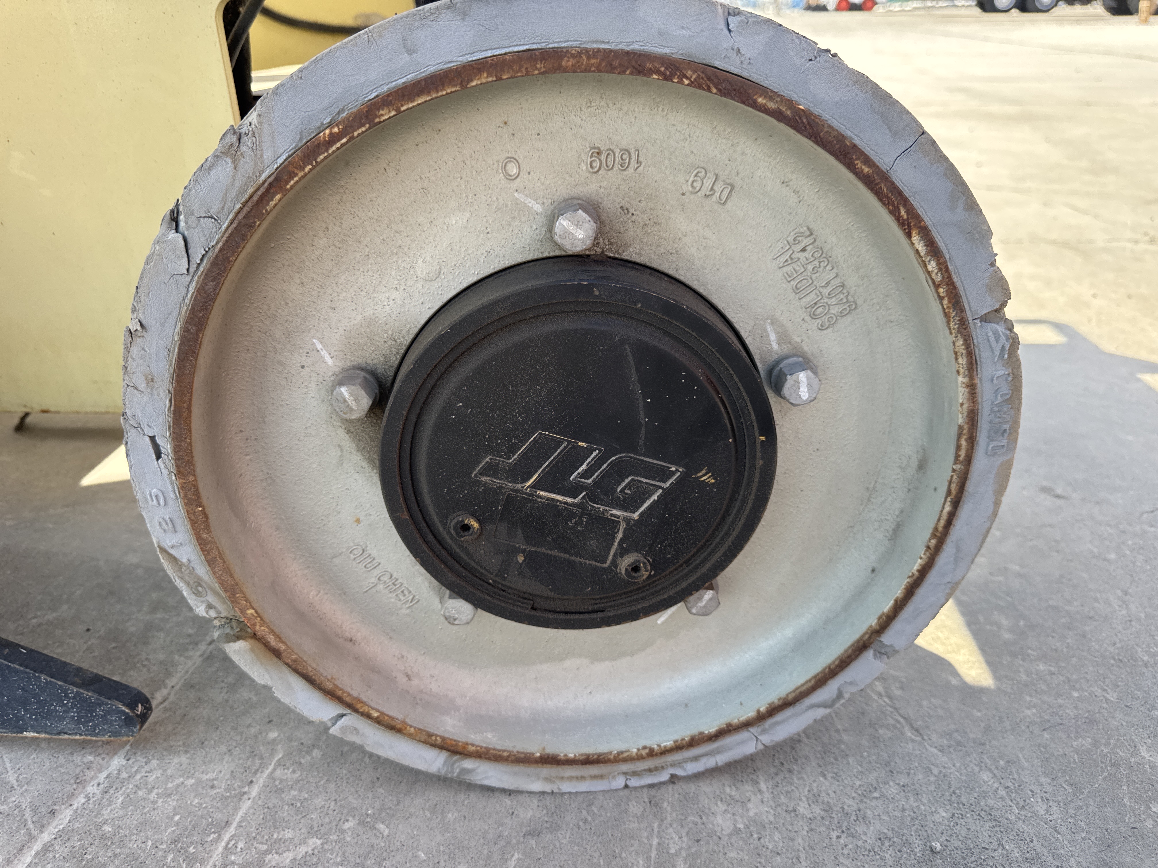 SLA-019-JLG-3246ES-Scissor-lifts-inspection-Chassis-Wheel-hub-condition-1