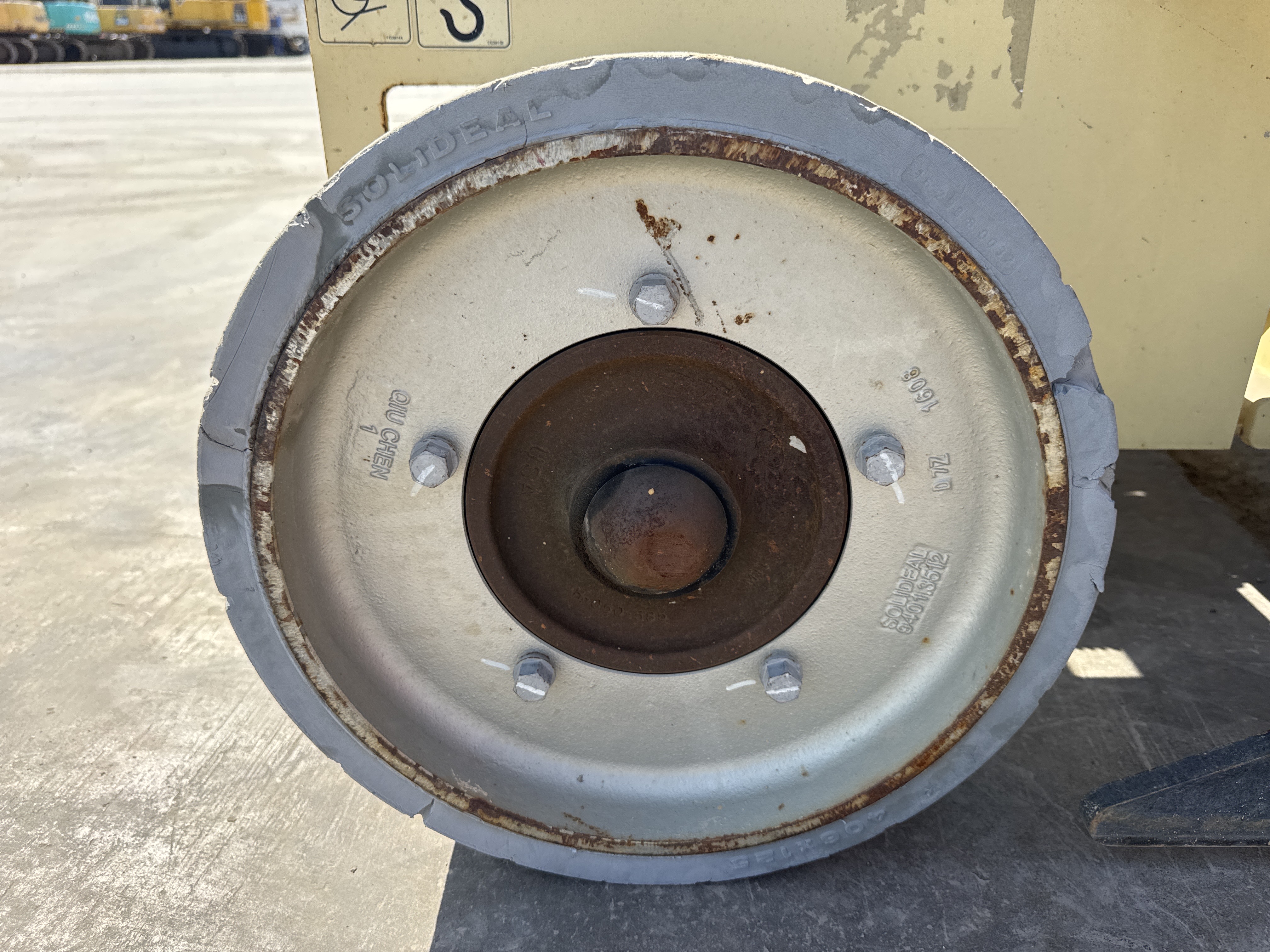 SLA-019-JLG-3246ES-Scissor-lifts-inspection-Chassis-Wheel-hub-condition-1