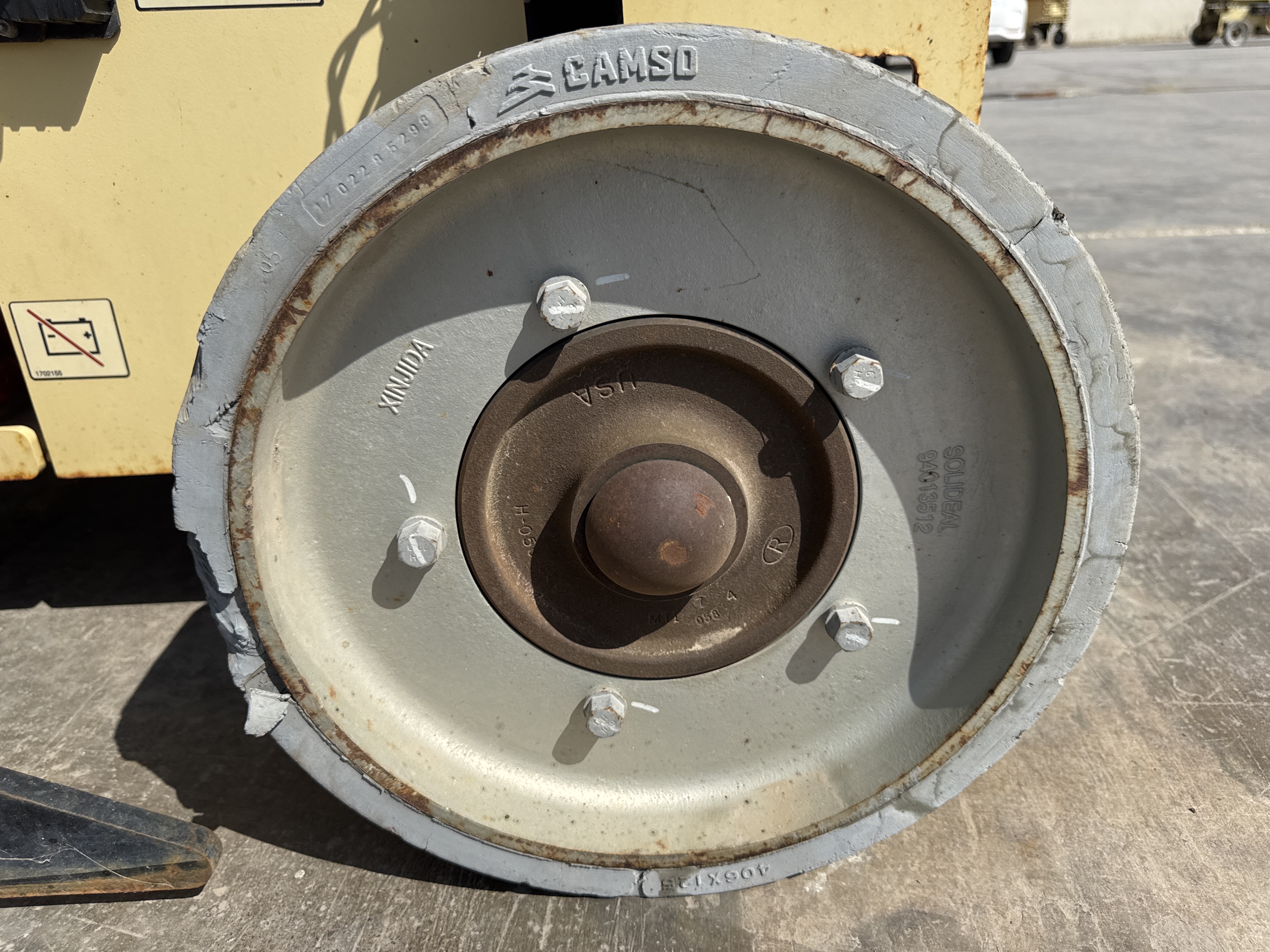 SLA-019-JLG-3246ES-Scissor-lifts-inspection-Chassis-Wheel-hub-condition-1