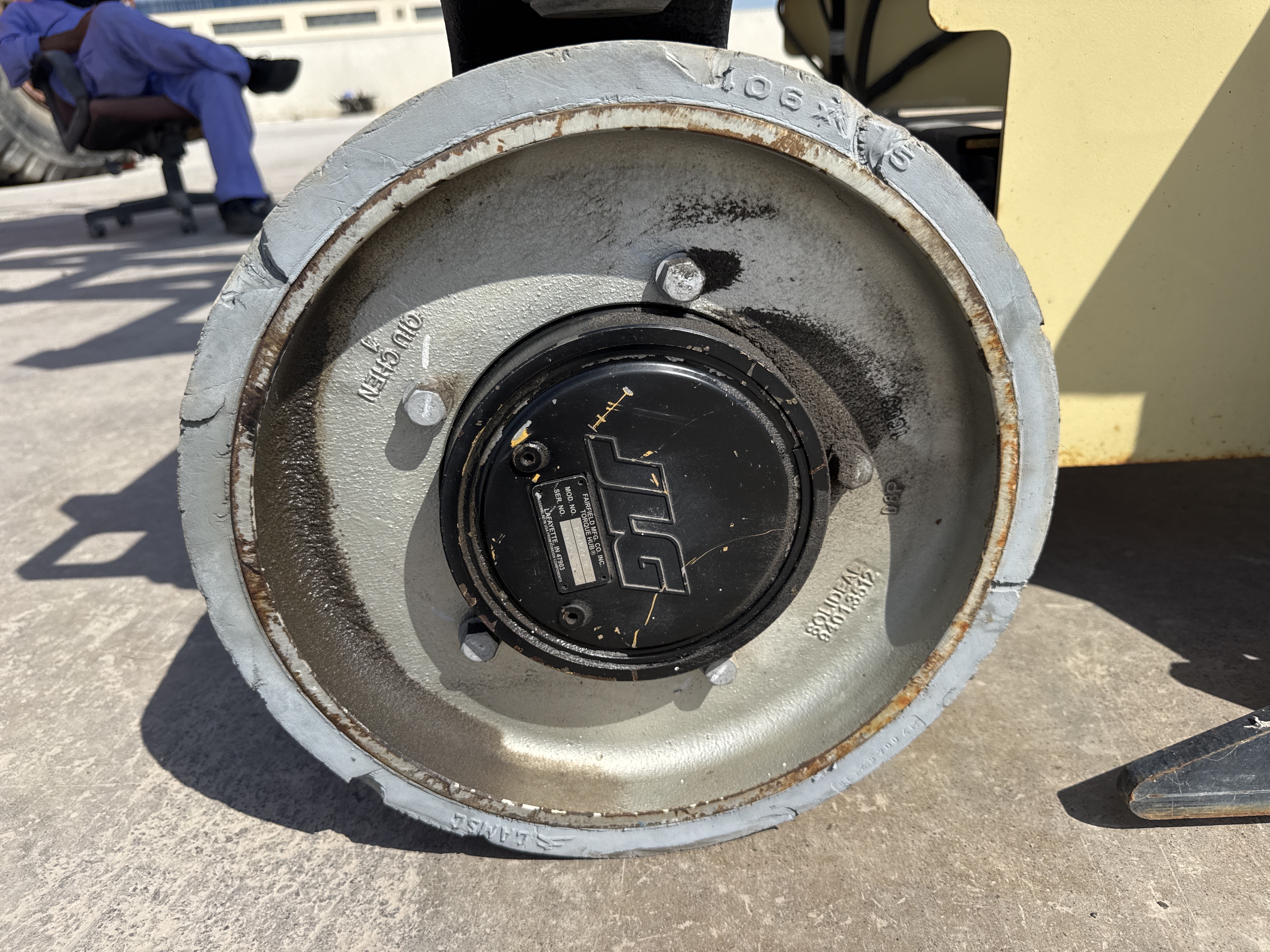 SLA-019-JLG-3246ES-Scissor-lifts-inspection-Chassis-Wheel-hub-condition-1