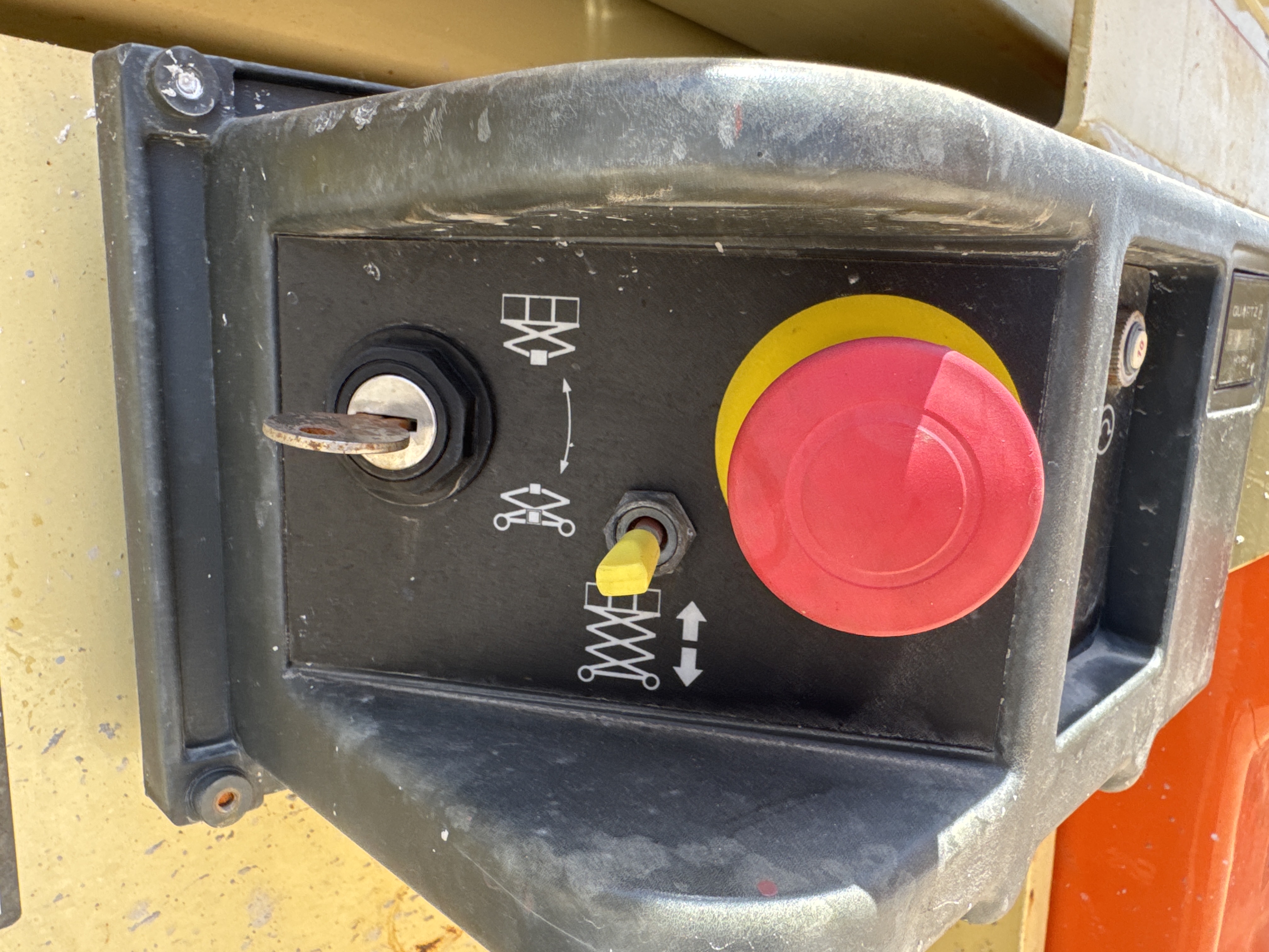 SLA-020-JLG-3246ES-Scissor-lifts-inspection-Cabin-Ground-control-1