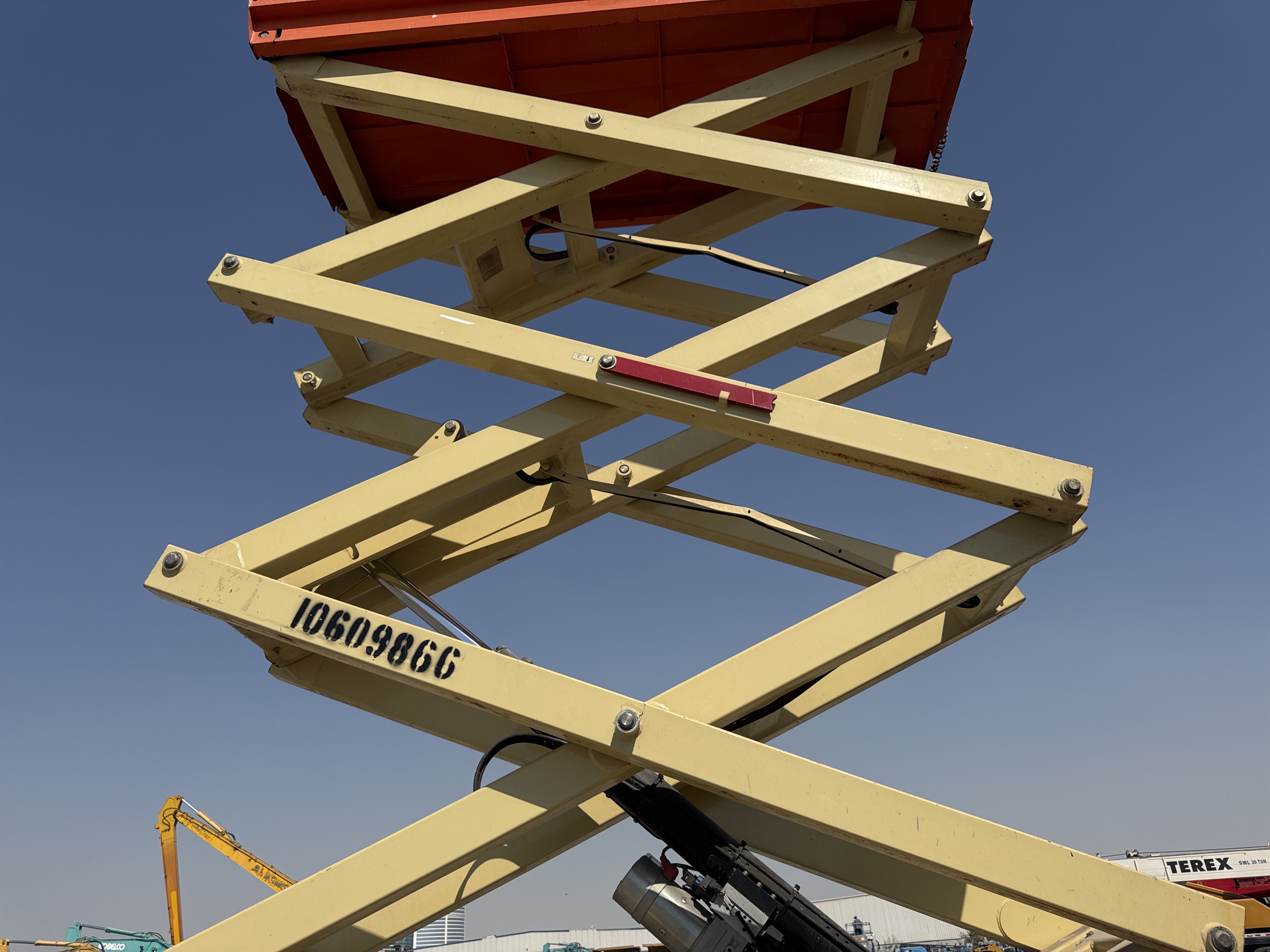 SLA-020-JLG-3246ES-Scissor-lifts-inspection-Structure-Scissor-arms-1