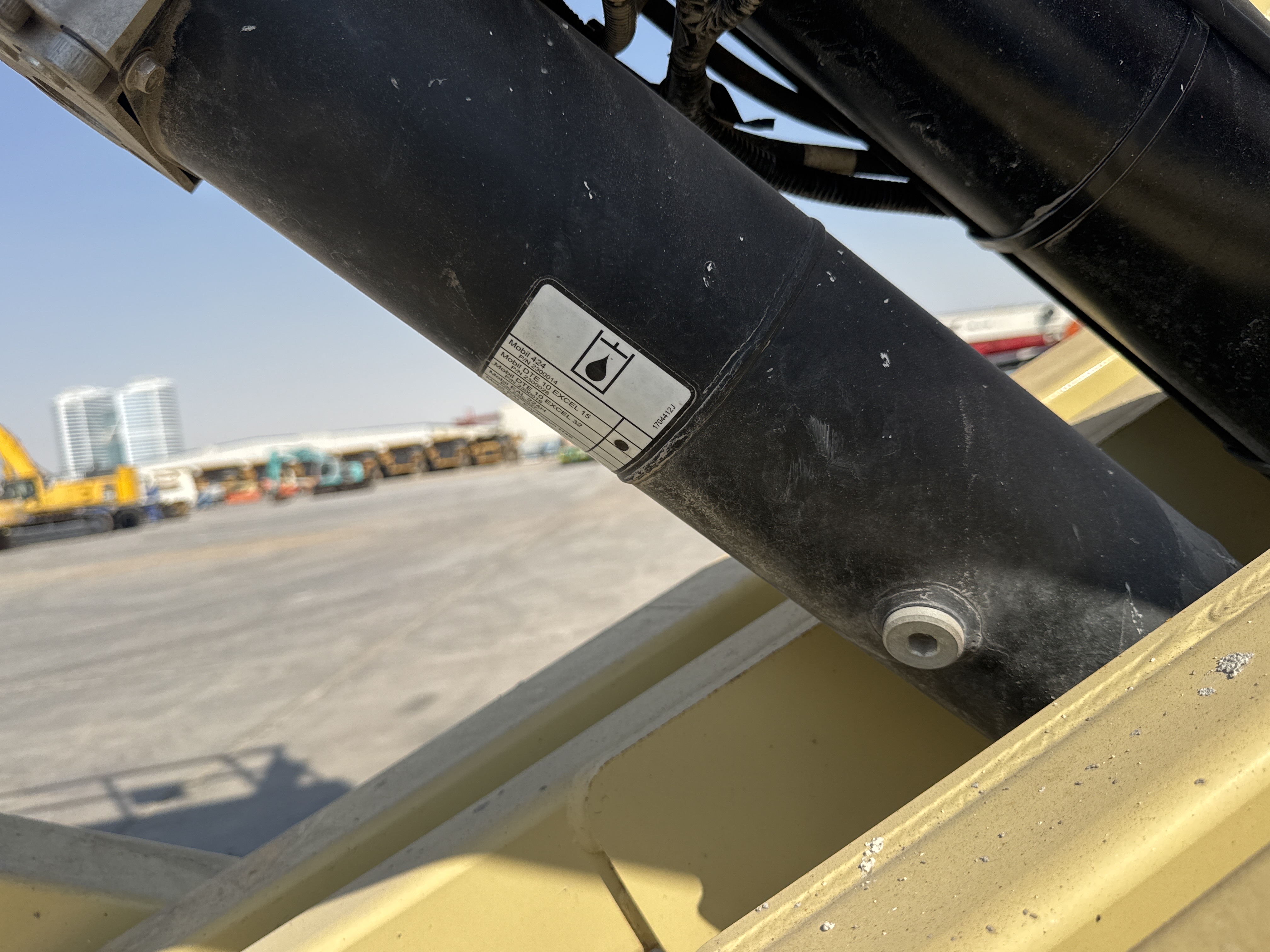 SLA-020-JLG-3246ES-Scissor-lifts-inspection-Hydraulics-Hydraulic-Tank-1
