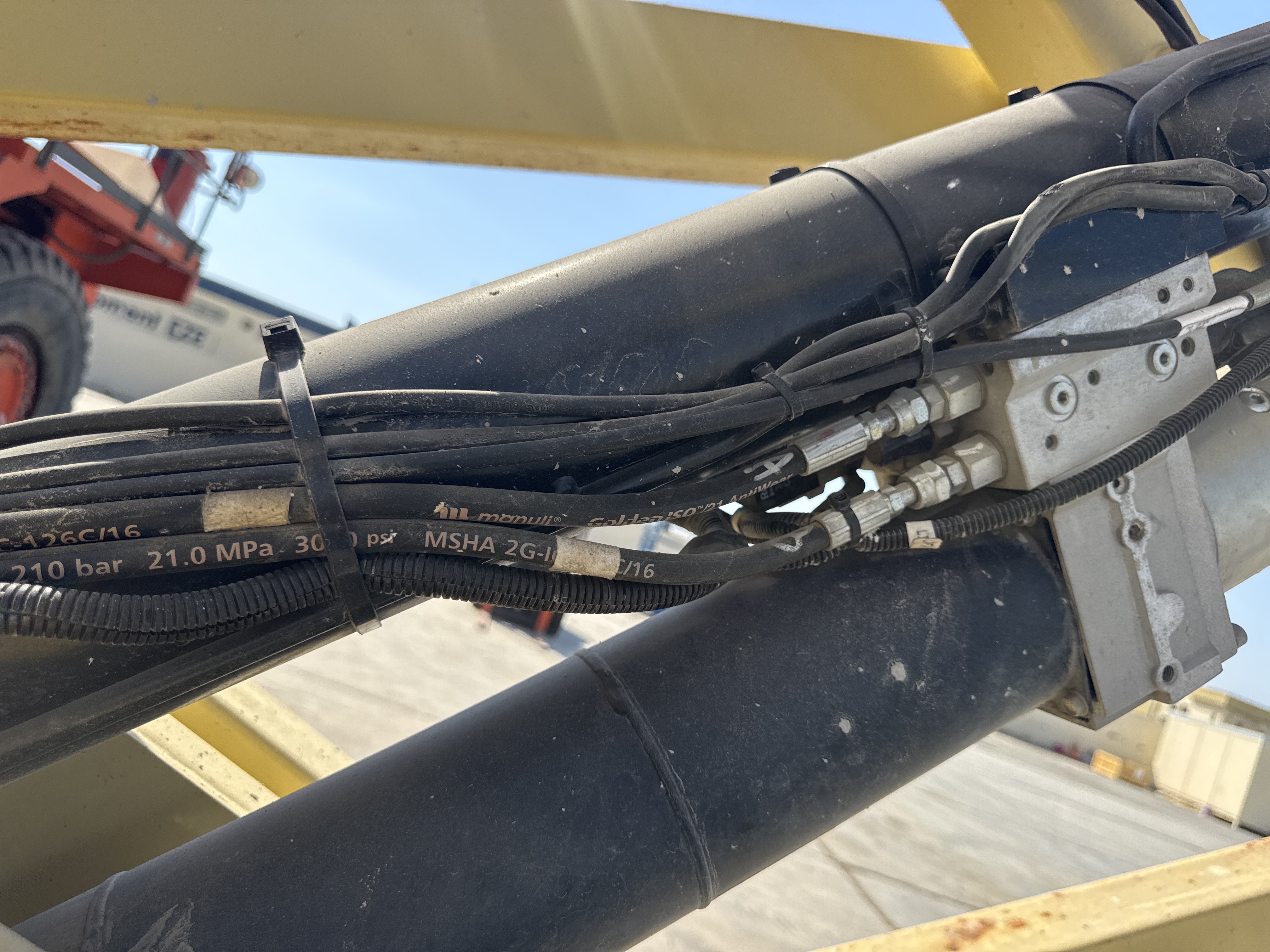 SLA-020-JLG-3246ES-Scissor-lifts-inspection-Hydraulics-Hydraulic-hoses-and-lines-1