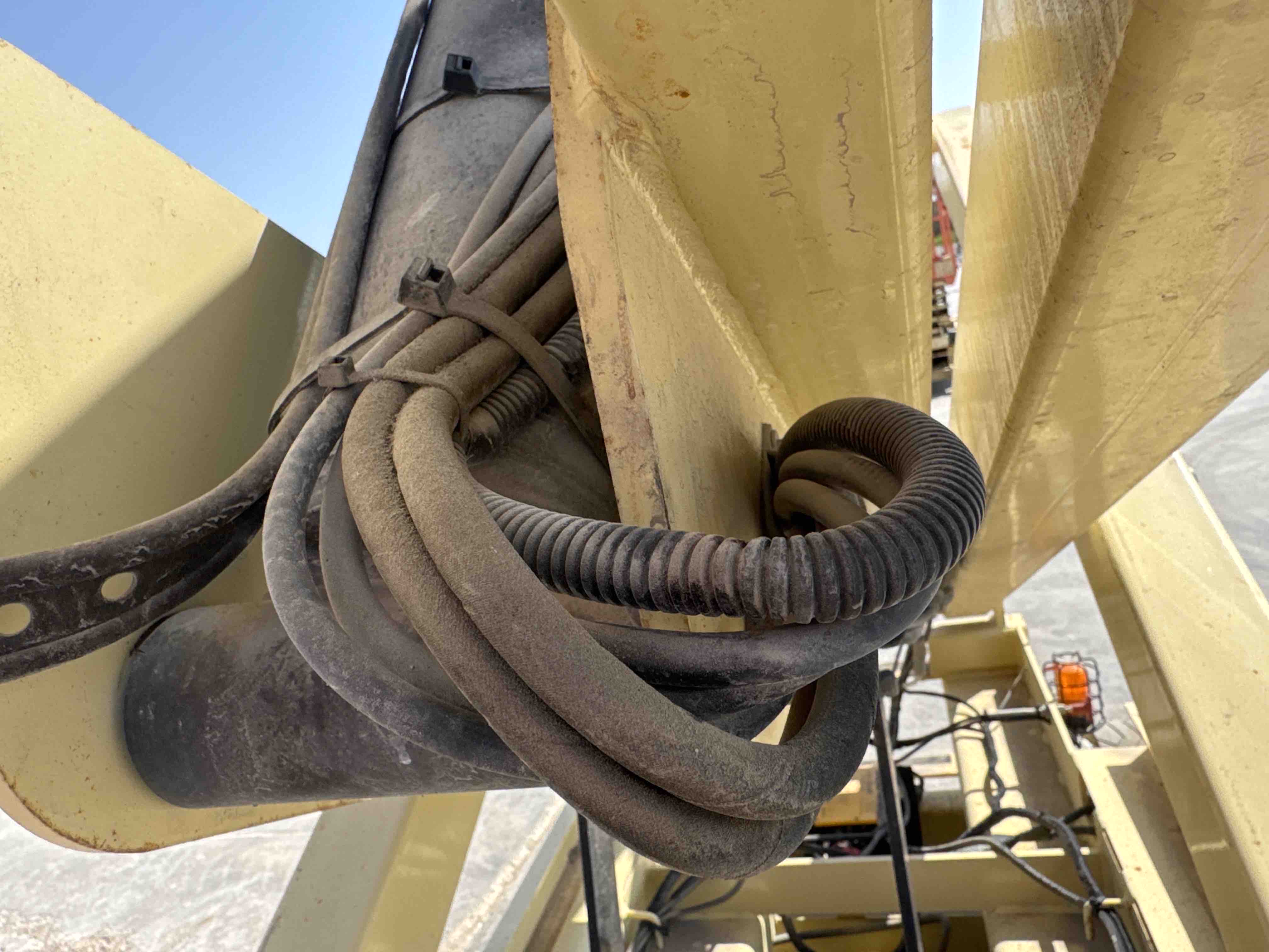 SLA-020-JLG-3246ES-Scissor-lifts-inspection-Hydraulics-Hydraulic-hoses-and-lines-1