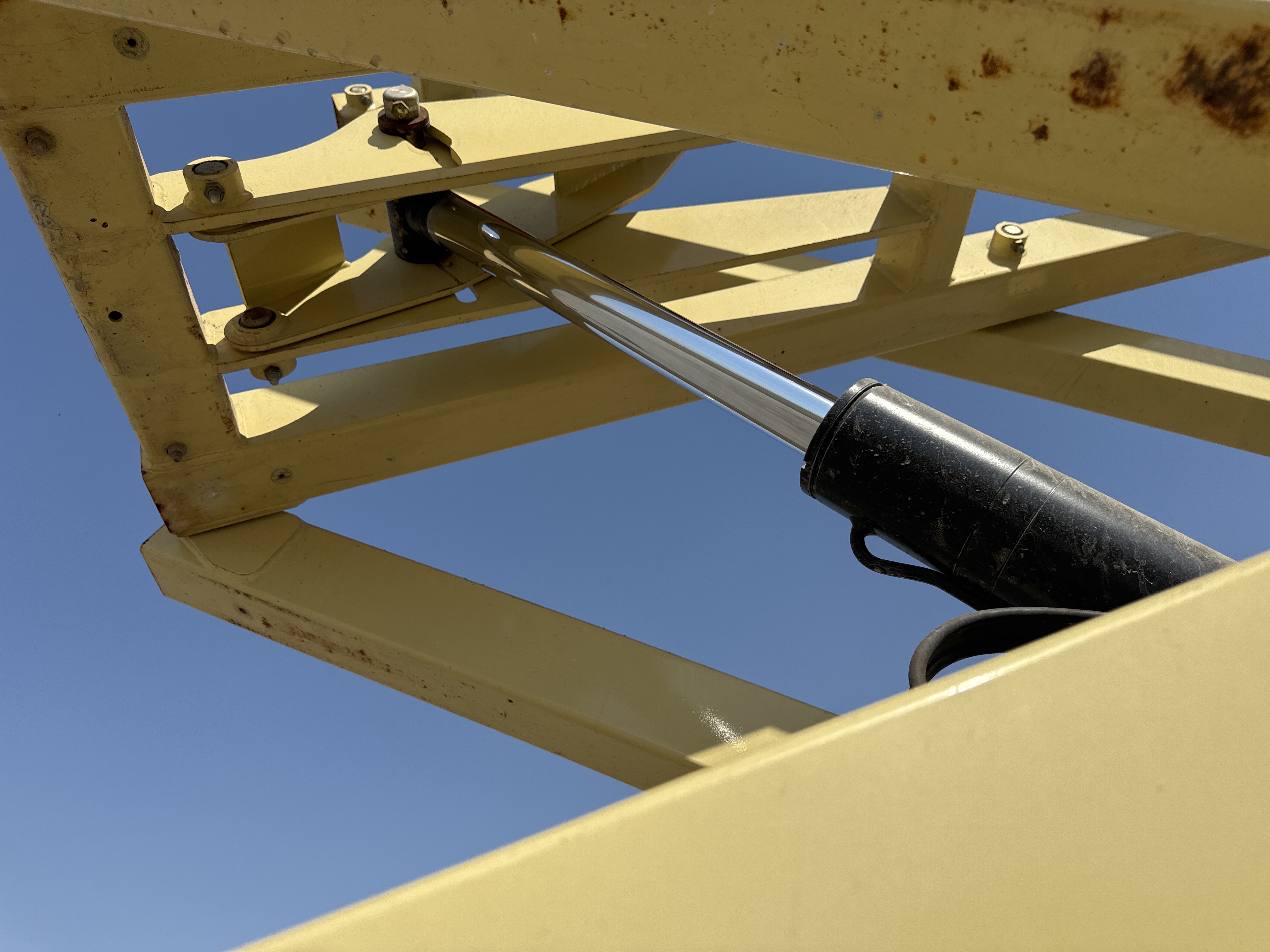 SLA-020-JLG-3246ES-Scissor-lifts-inspection-Hydraulics-Scissor-cylinders-1