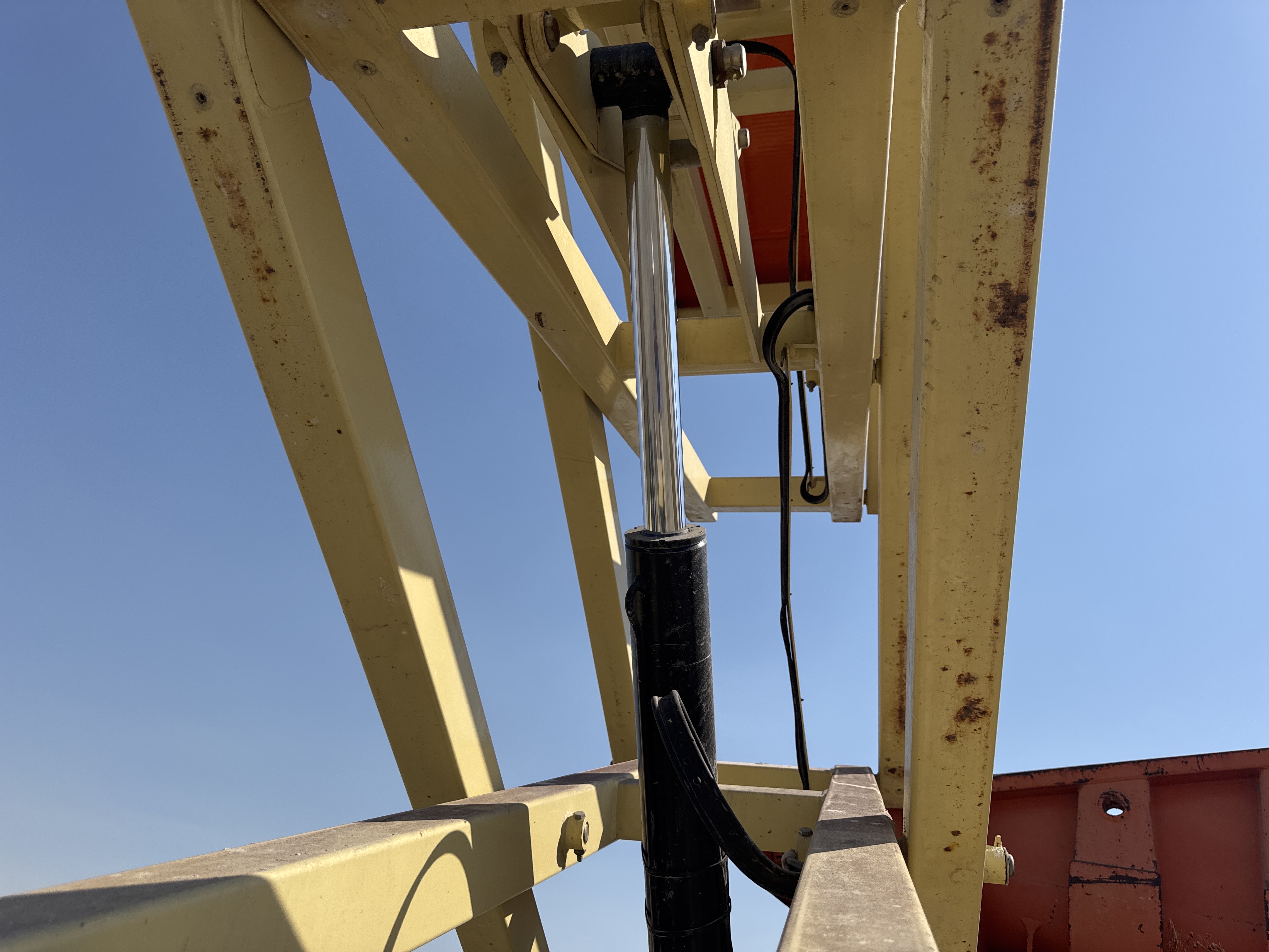 SLA-020-JLG-3246ES-Scissor-lifts-inspection-Hydraulics-Scissor-cylinders-1