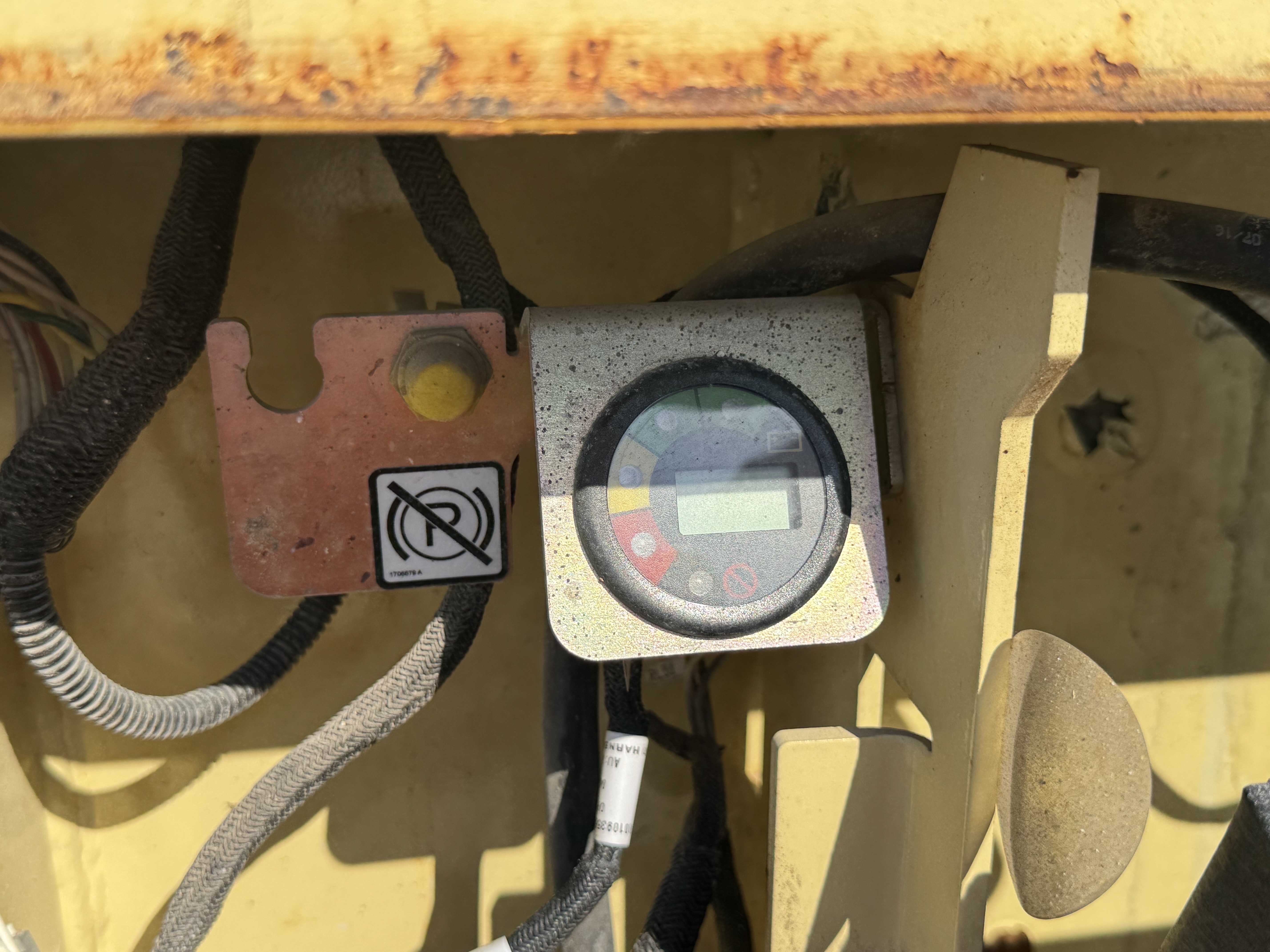 SLA-020-JLG-3246ES-Scissor-lifts-inspection-Electronics-Electronic-instrument-board-1