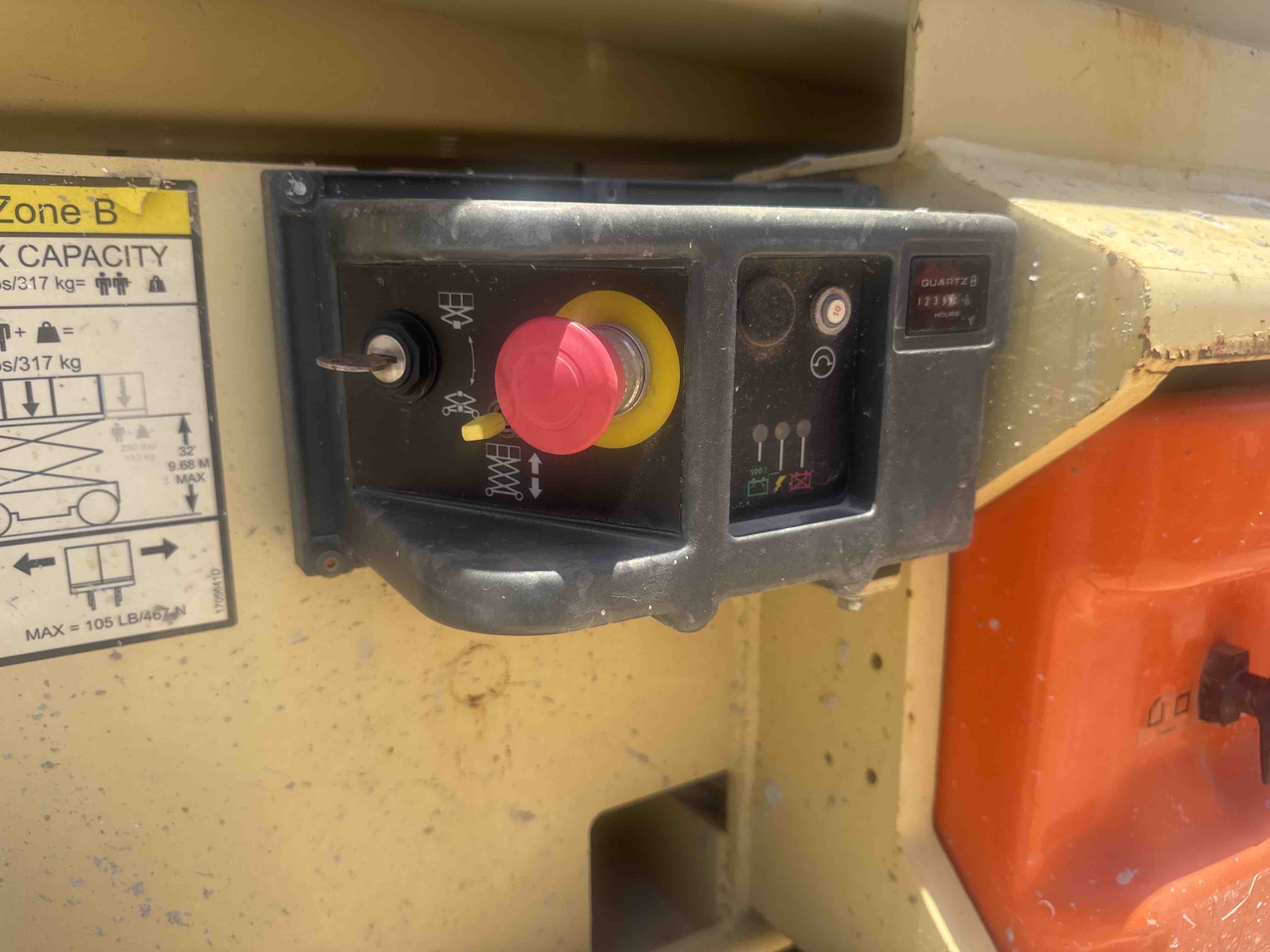 SLA-020-JLG-3246ES-Scissor-lifts-inspection-Electronics-Electronic-instrument-board-1