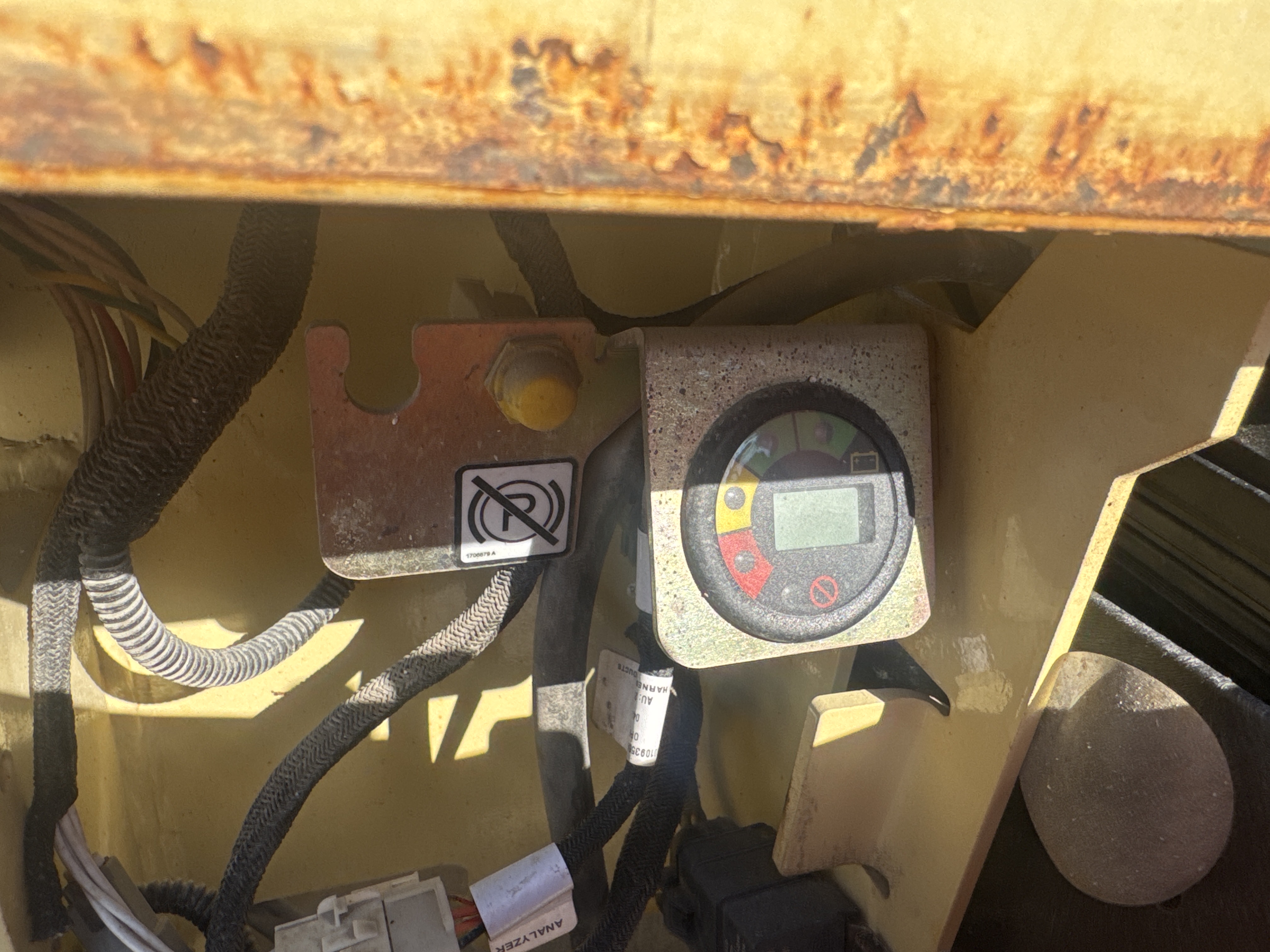 SLA-020-JLG-3246ES-Scissor-lifts-inspection-Electronics-Battery-and-charging-system-1