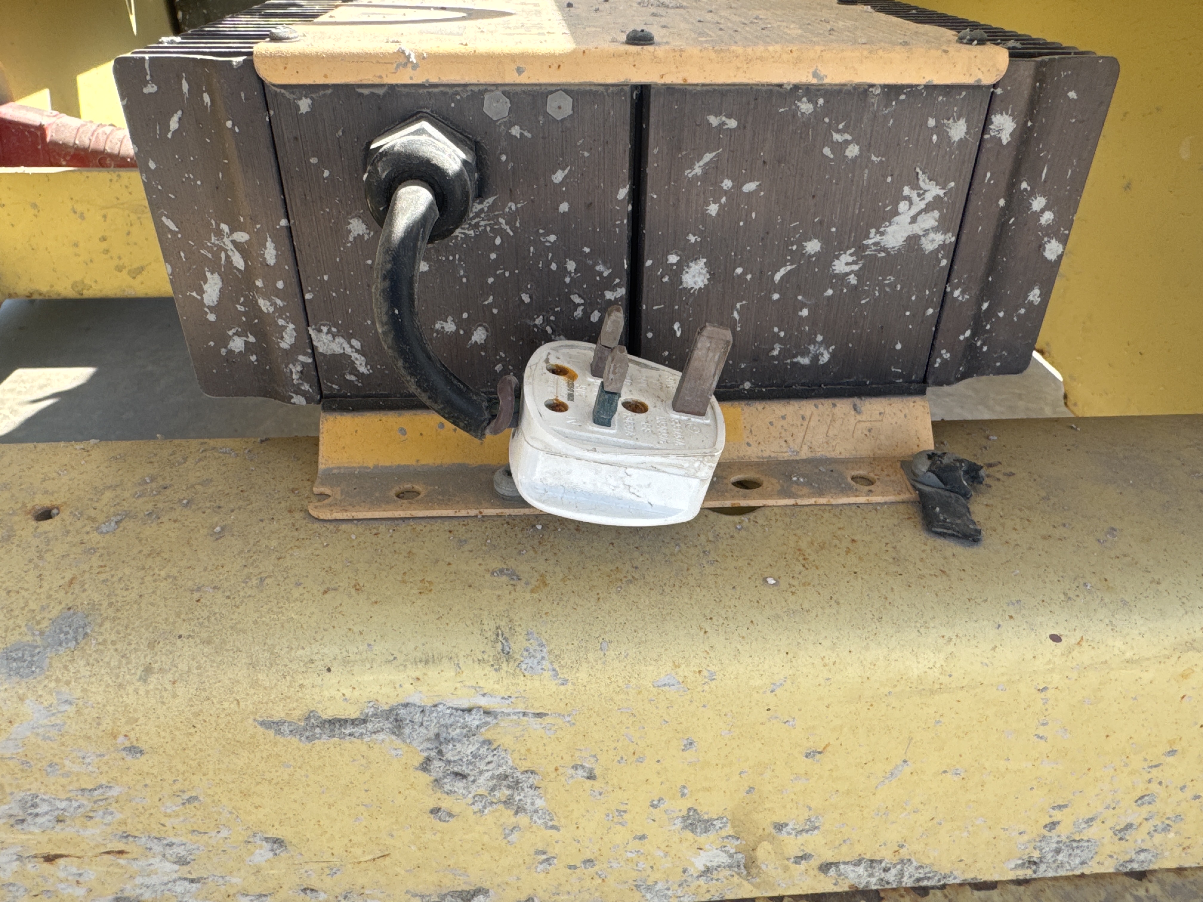 SLA-020-JLG-3246ES-Scissor-lifts-inspection-Electronics-Charging-port-1