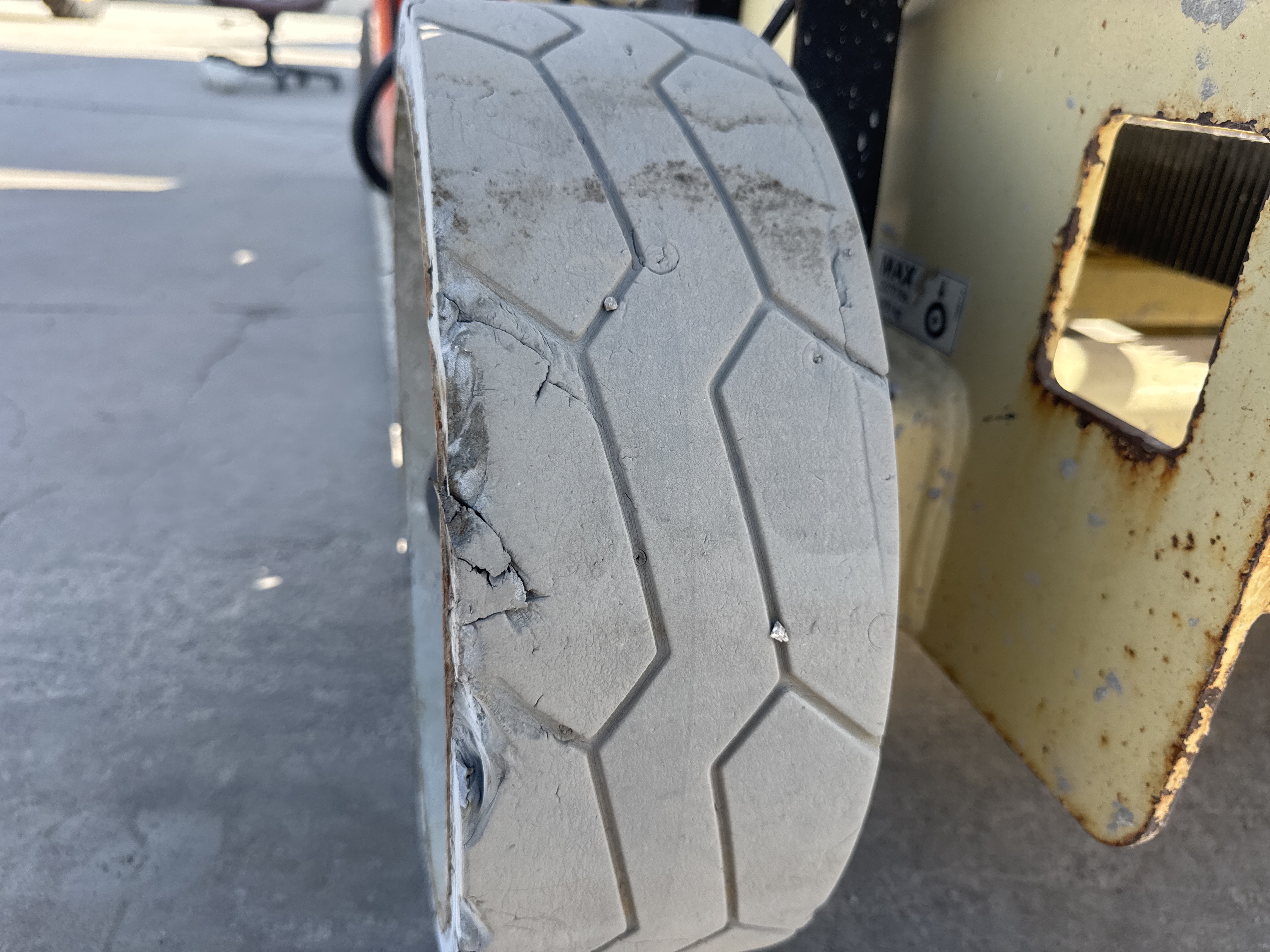 SLA-020-JLG-3246ES-Scissor-lifts-inspection-Chassis-Tires-condition-1
