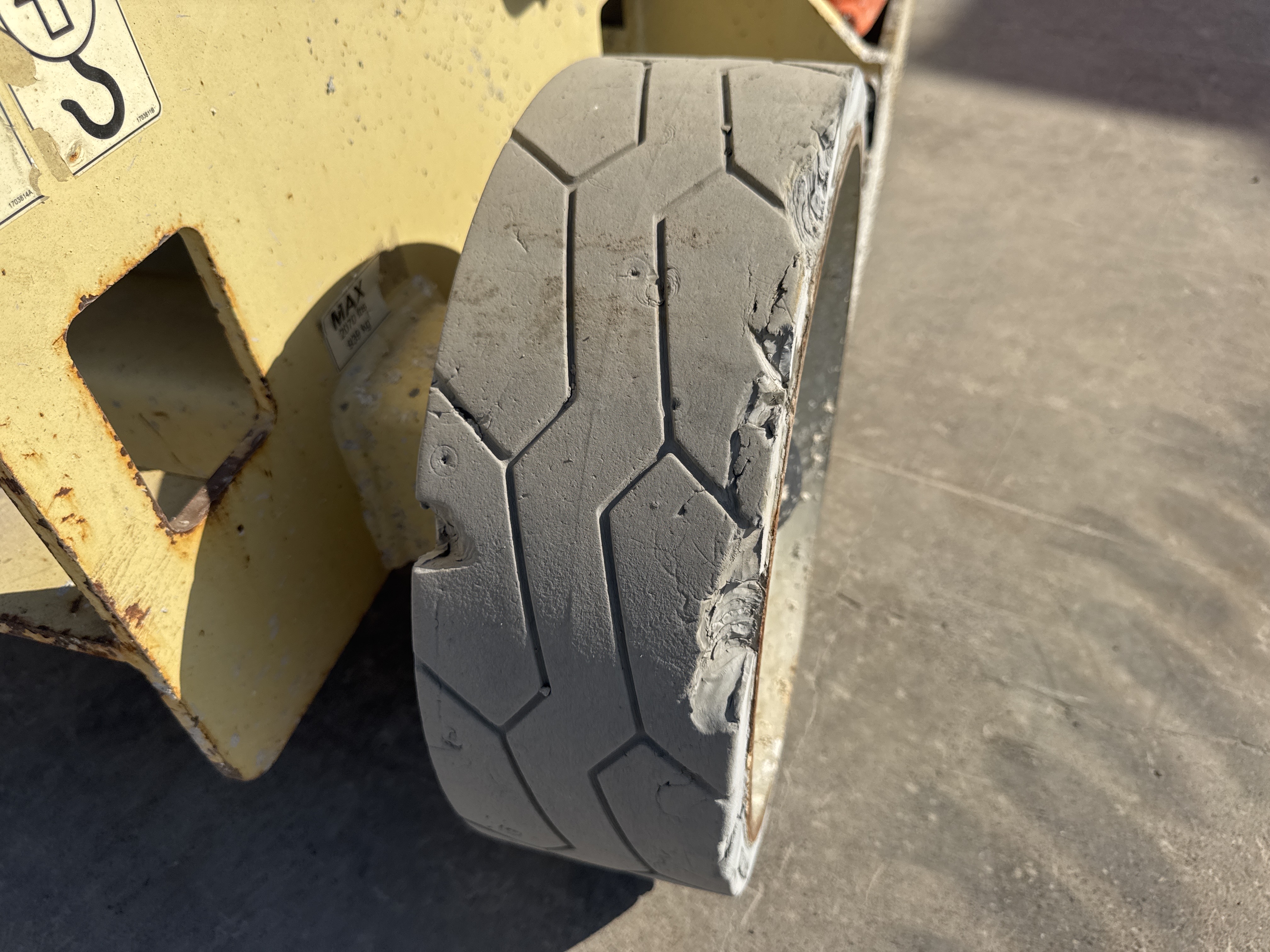 SLA-020-JLG-3246ES-Scissor-lifts-inspection-Chassis-Tires-condition-1