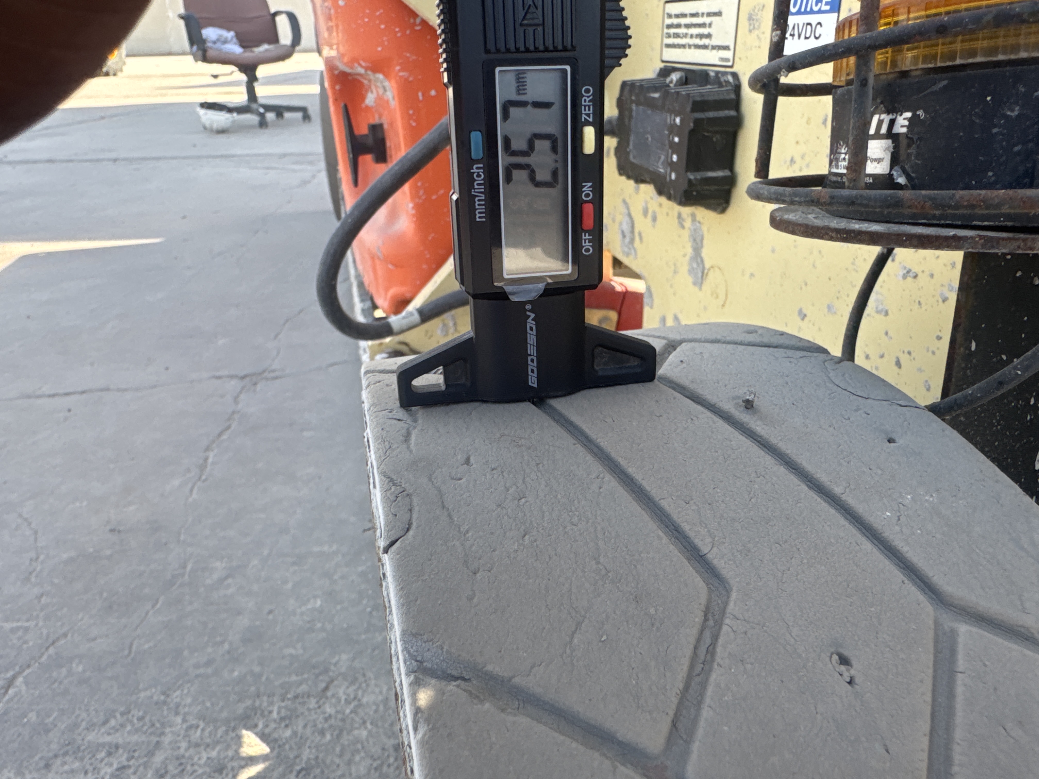 SLA-020-JLG-3246ES-Scissor-lifts-inspection-Chassis-Tires-tread-depth-1