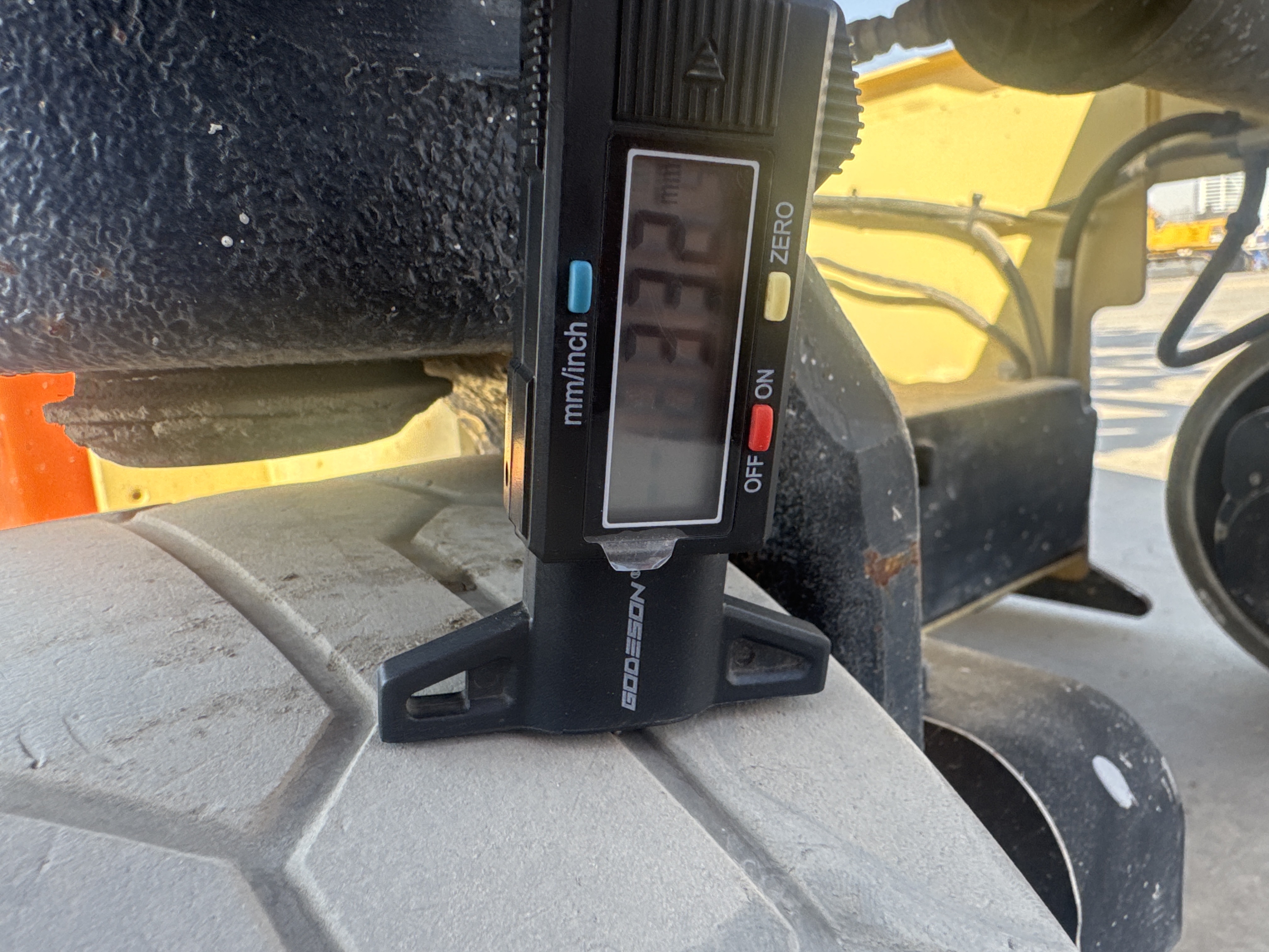 SLA-020-JLG-3246ES-Scissor-lifts-inspection-Chassis-Tires-tread-depth-1