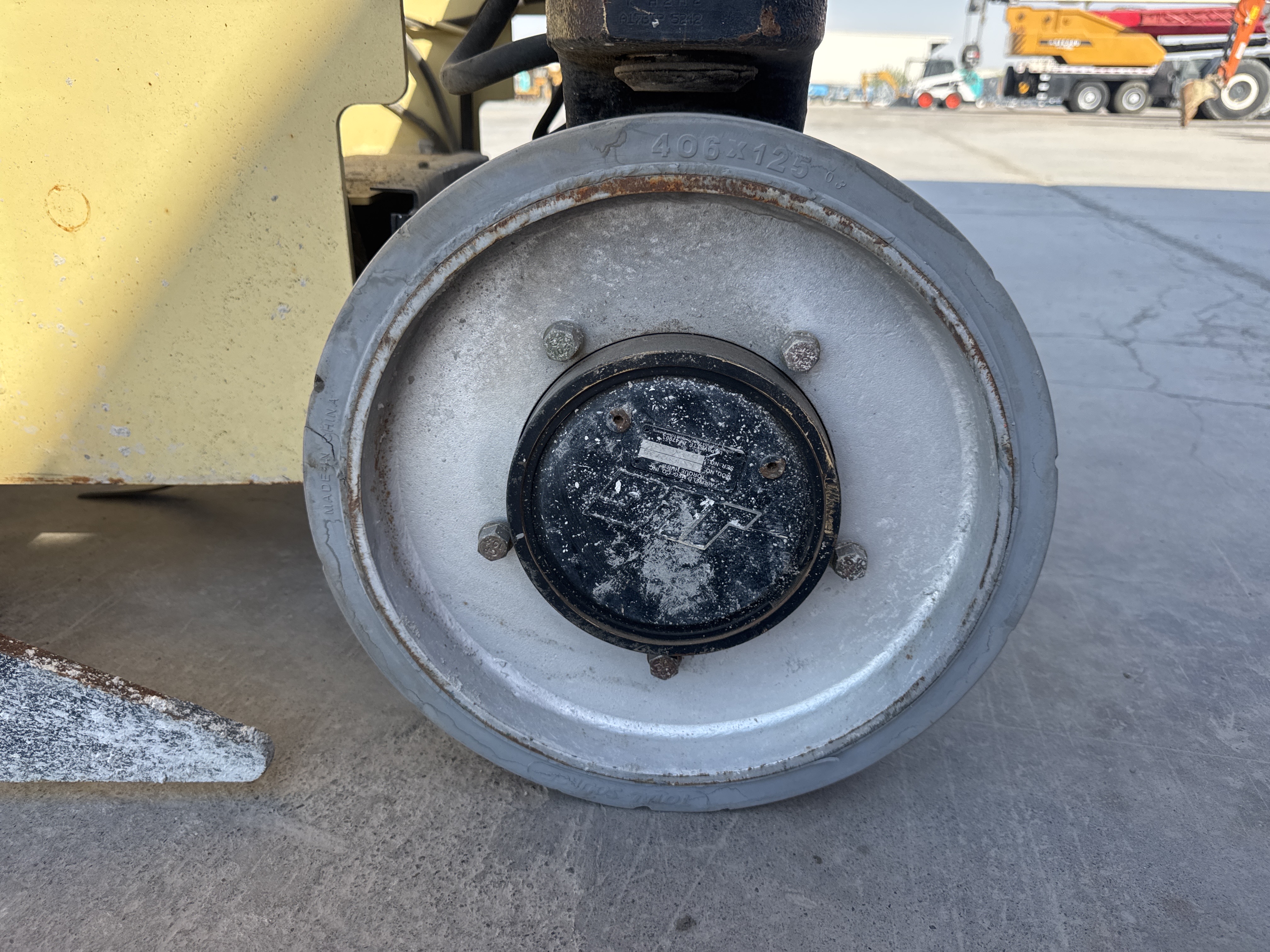 SLA-020-JLG-3246ES-Scissor-lifts-inspection-Chassis-Wheel-hub-condition-1