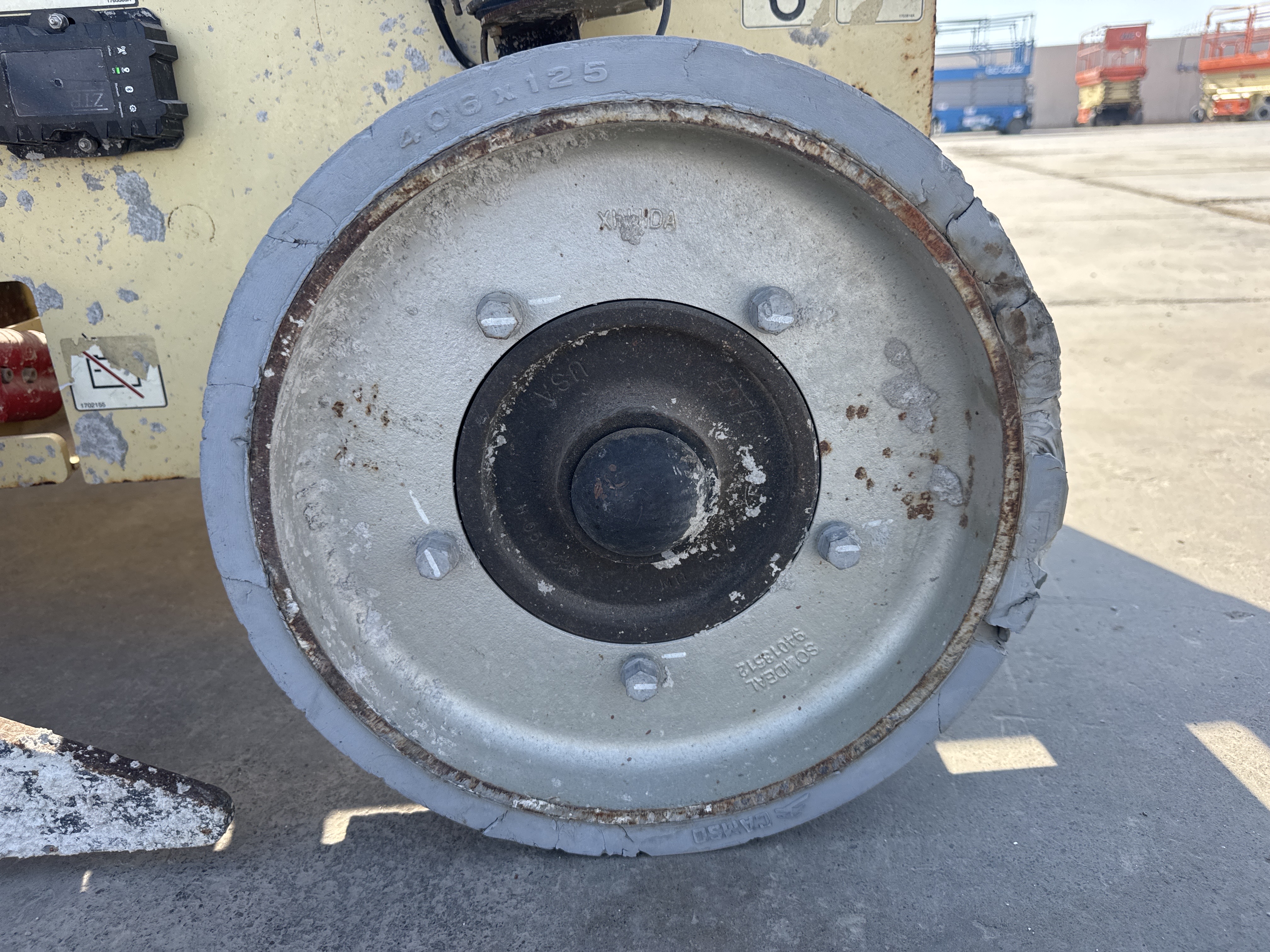 SLA-020-JLG-3246ES-Scissor-lifts-inspection-Chassis-Wheel-hub-condition-1