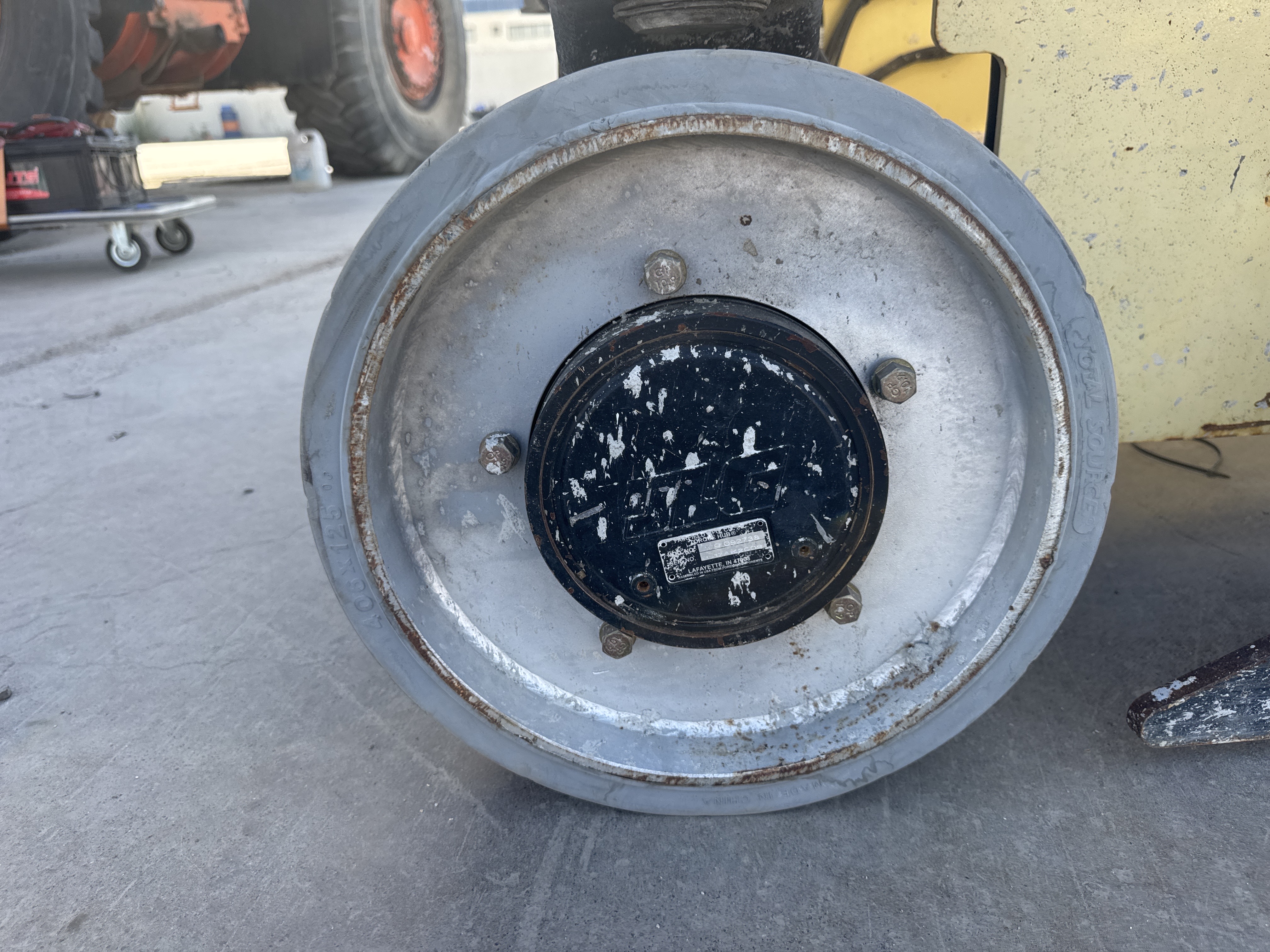SLA-020-JLG-3246ES-Scissor-lifts-inspection-Chassis-Wheel-hub-condition-1