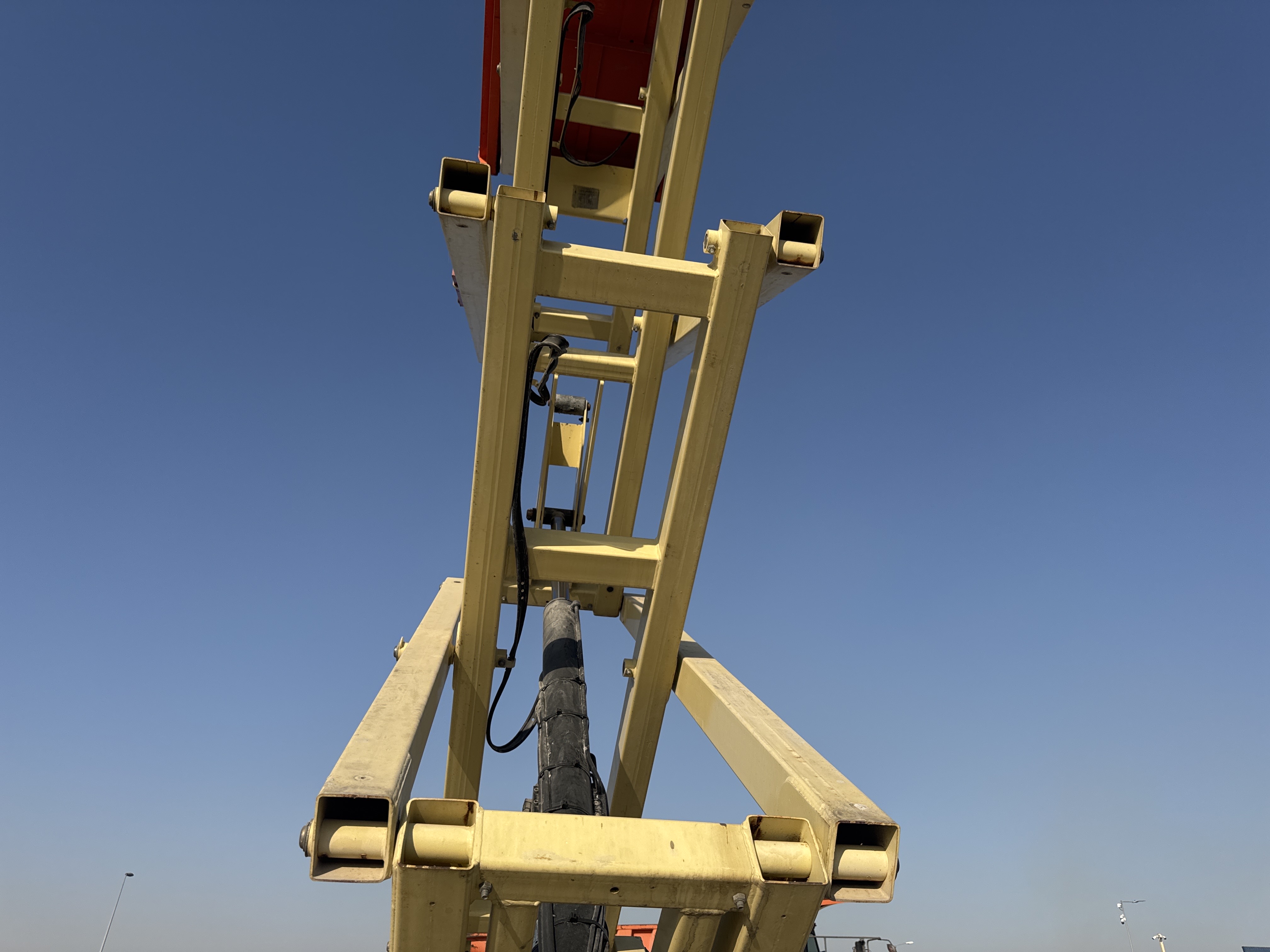 SLA-021-JLG-3246ES-Scissor-lifts-inspection-Structure-Scissor-arms-1