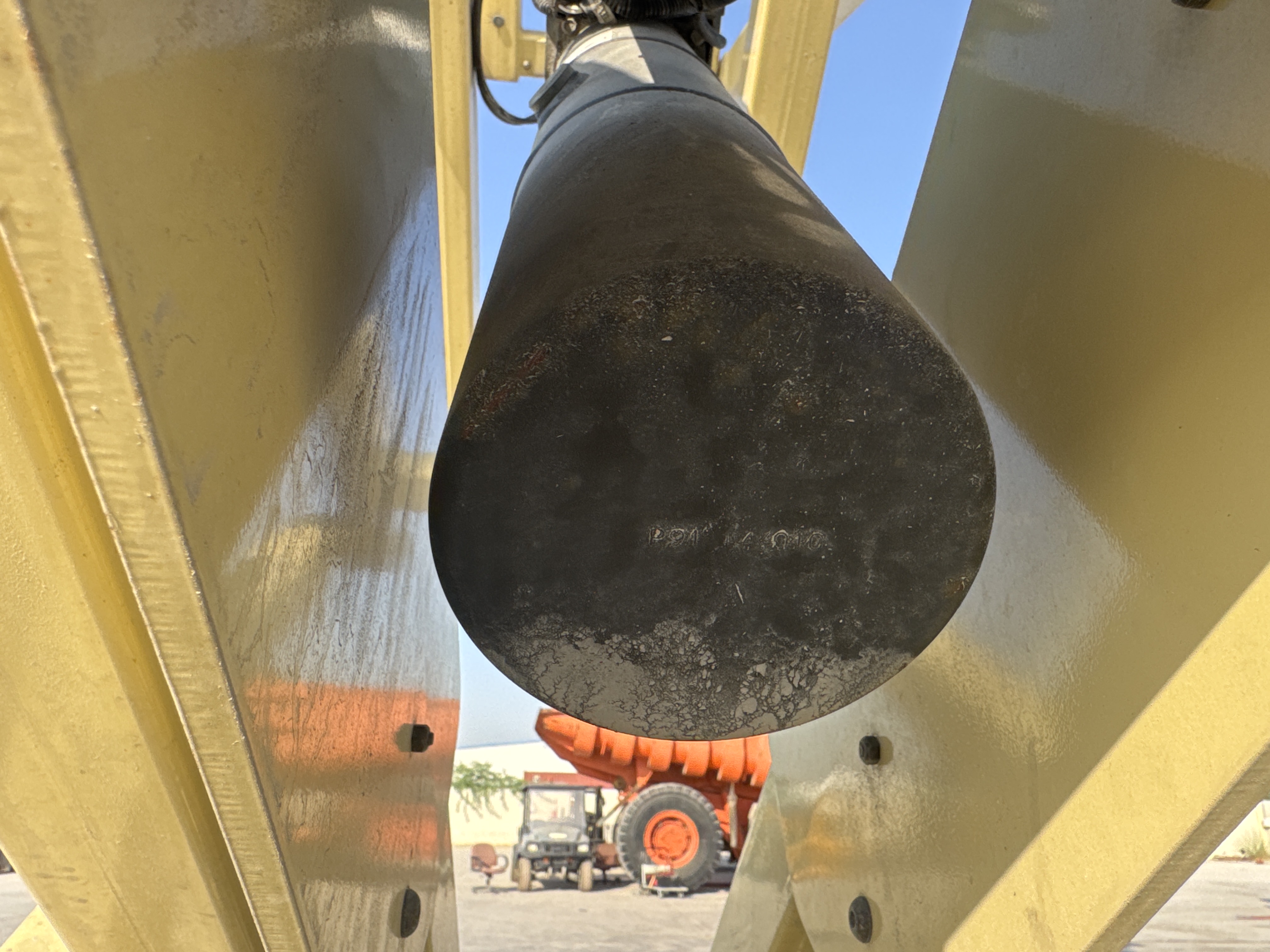 SLA-021-JLG-3246ES-Scissor-lifts-inspection-Hydraulics-Hydraulic-Tank-1