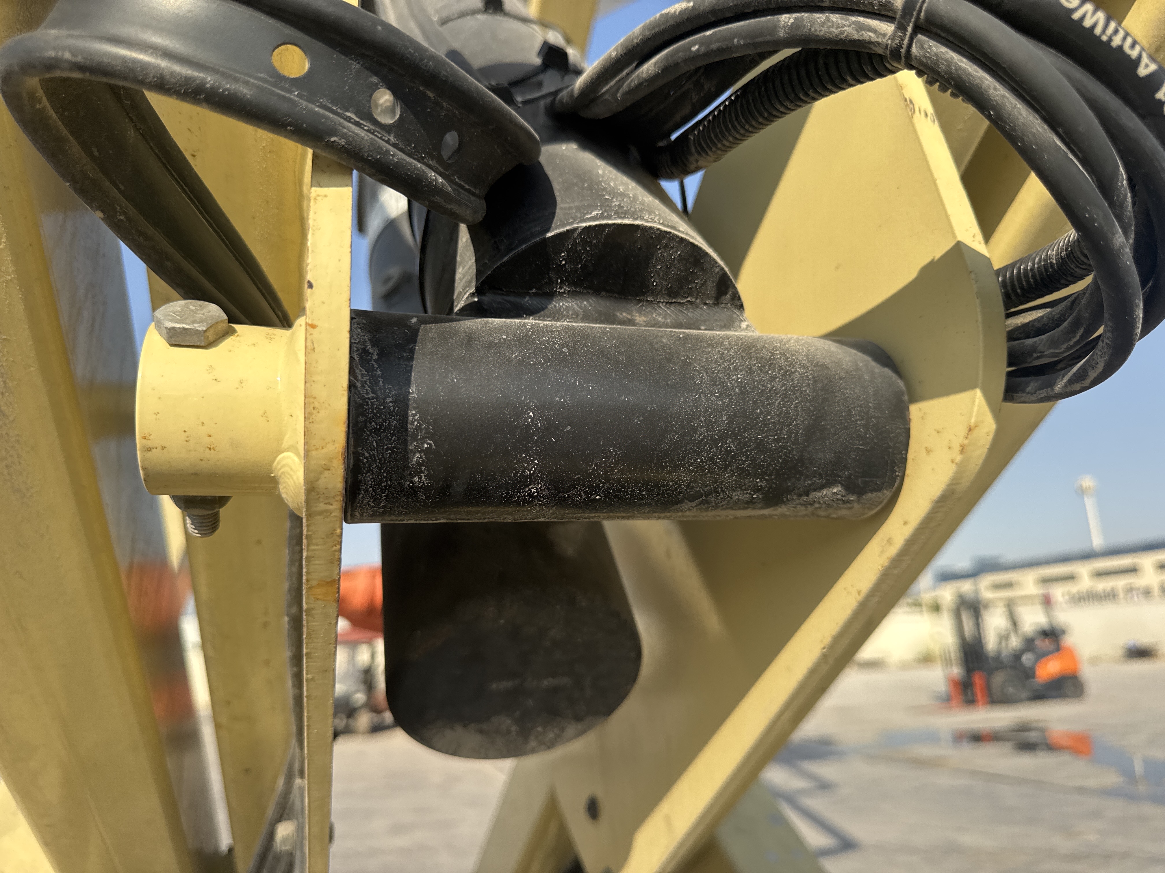 SLA-021-JLG-3246ES-Scissor-lifts-inspection-Hydraulics-Hydraulic-pins-/-locks-1