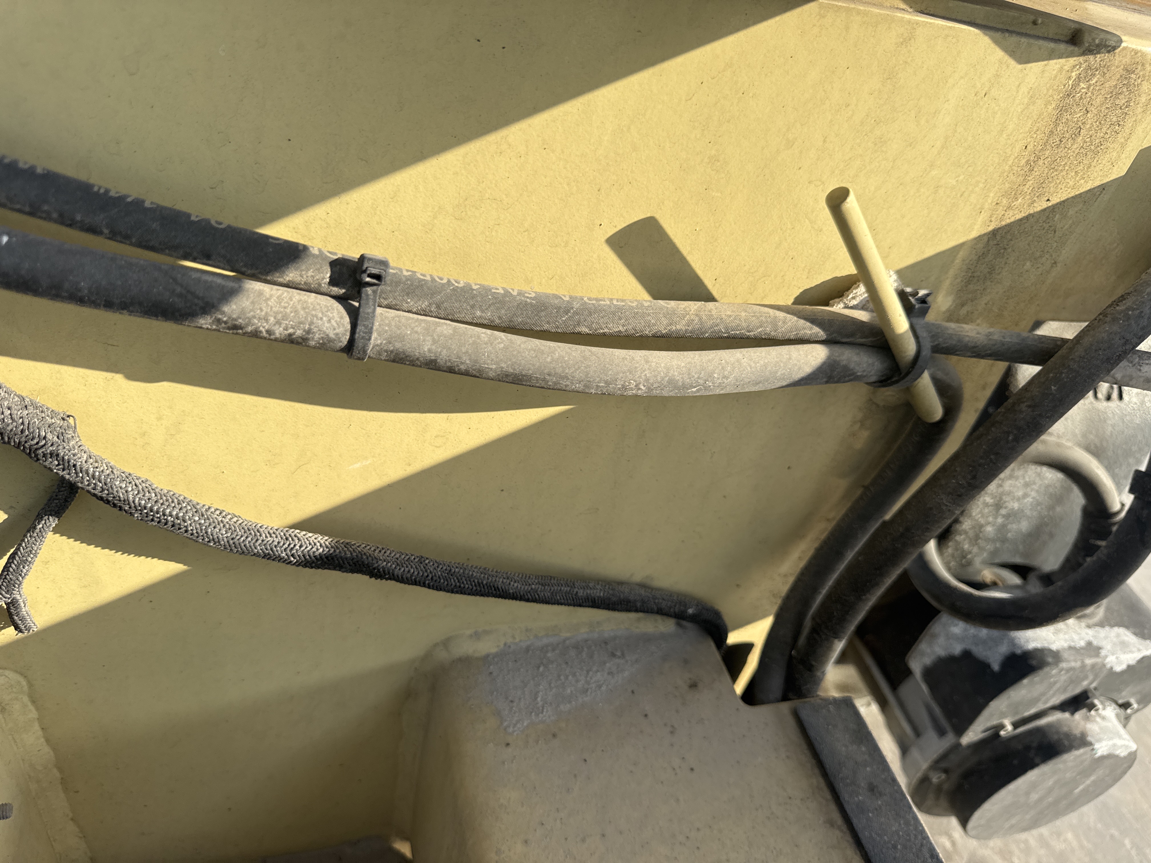 SLA-021-JLG-3246ES-Scissor-lifts-inspection-Hydraulics-Hydraulic-hoses-and-lines-1
