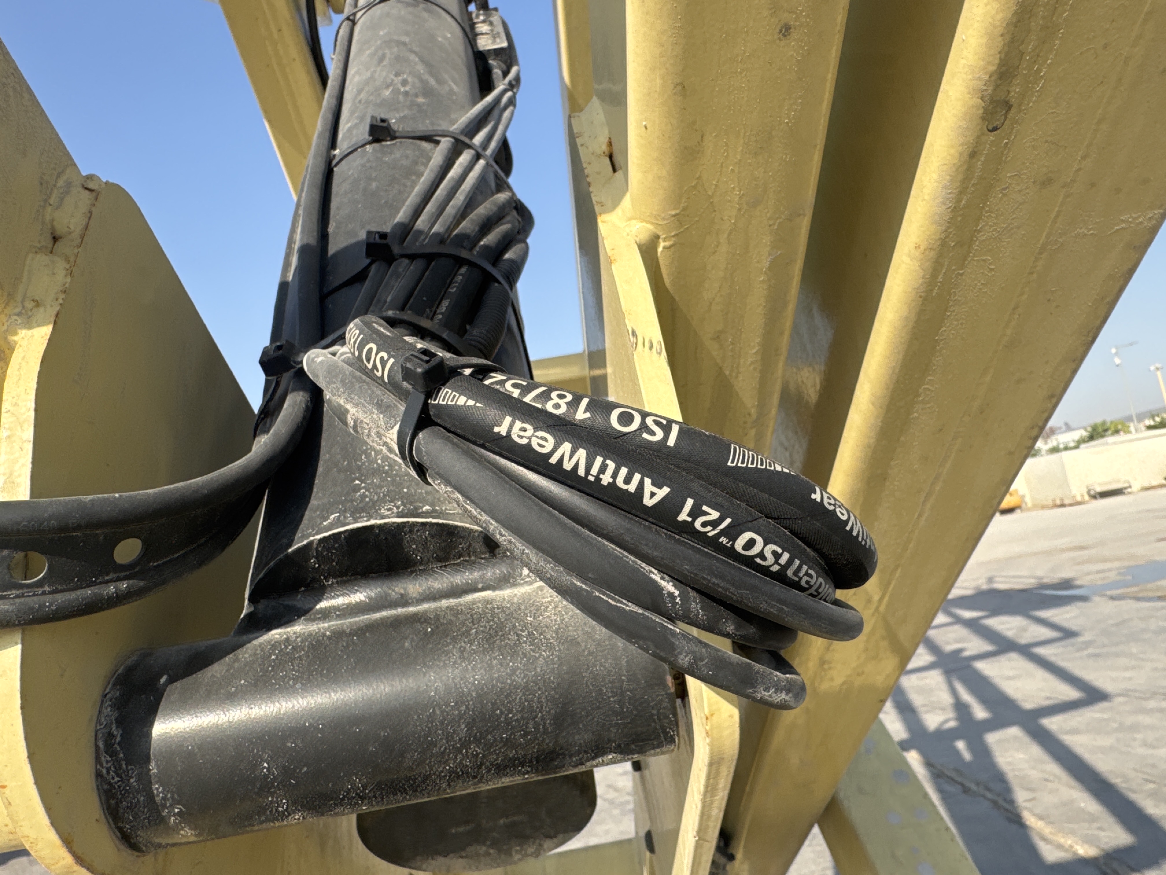 SLA-021-JLG-3246ES-Scissor-lifts-inspection-Hydraulics-Hydraulic-hoses-and-lines-1